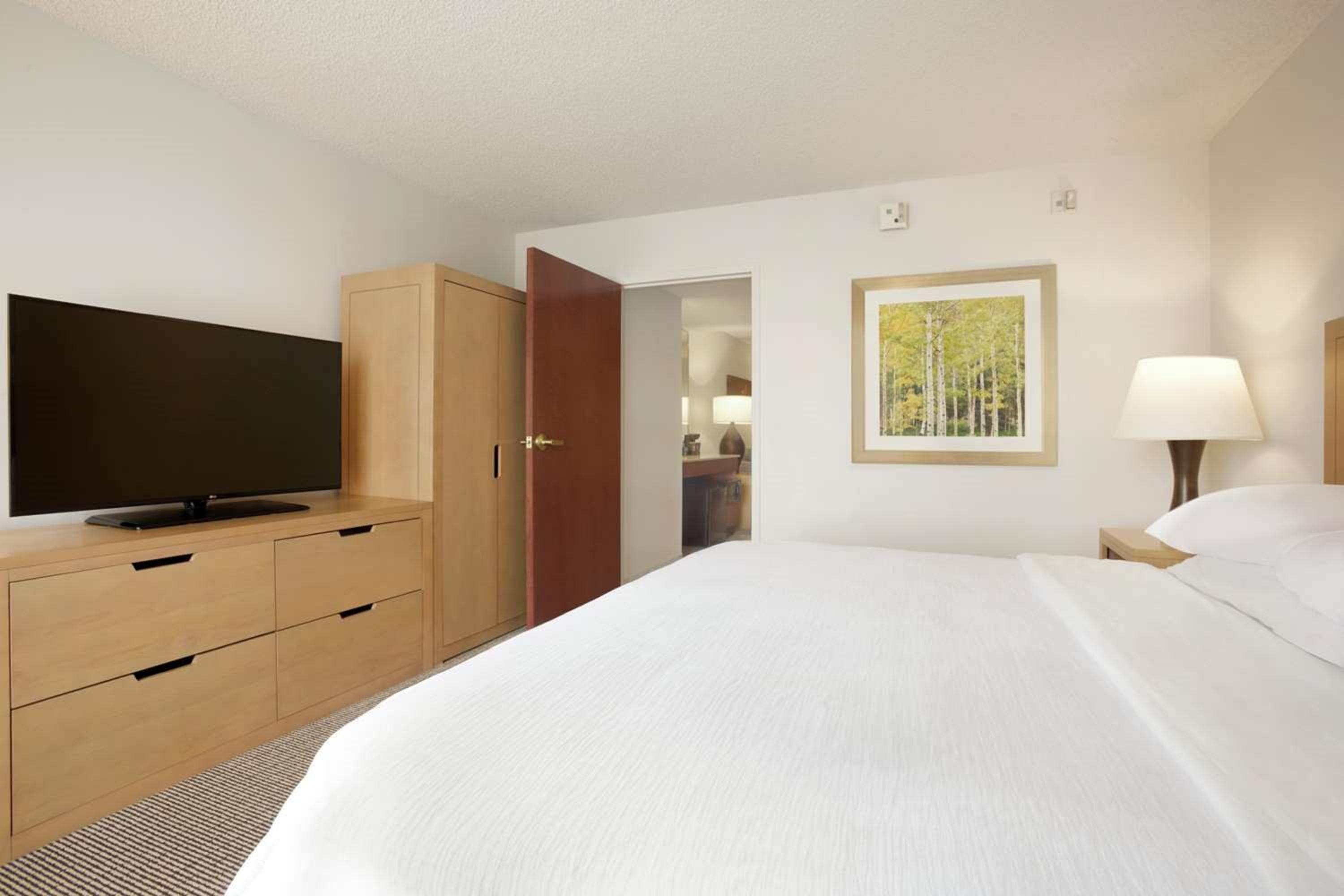 One-Bedroom King Suite - Hearing Access/Non-Smoking - Photo 4