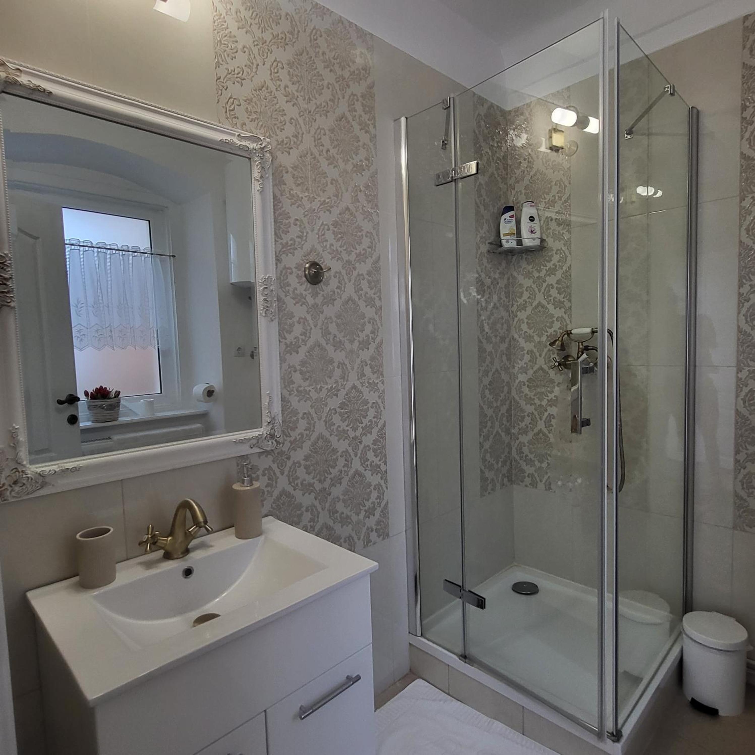 Deluxe Double Room - Photo 9