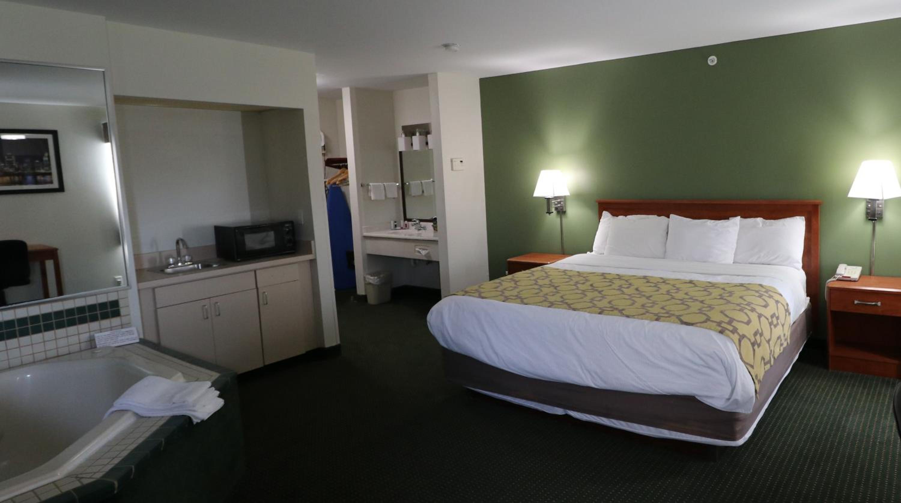 King Suite - Non-Smoking - Photo 1