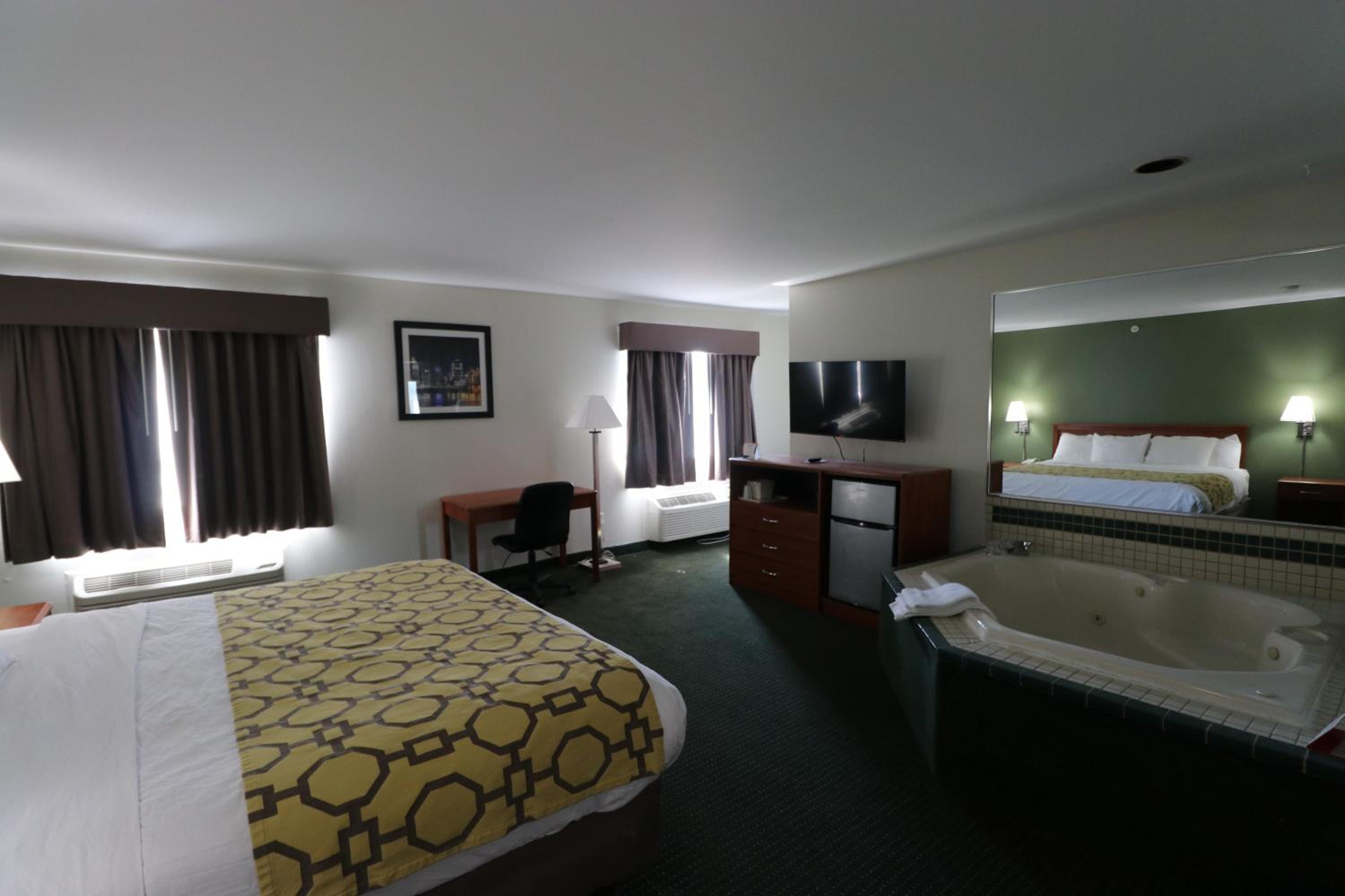 King Suite - Non-Smoking - Photo 2