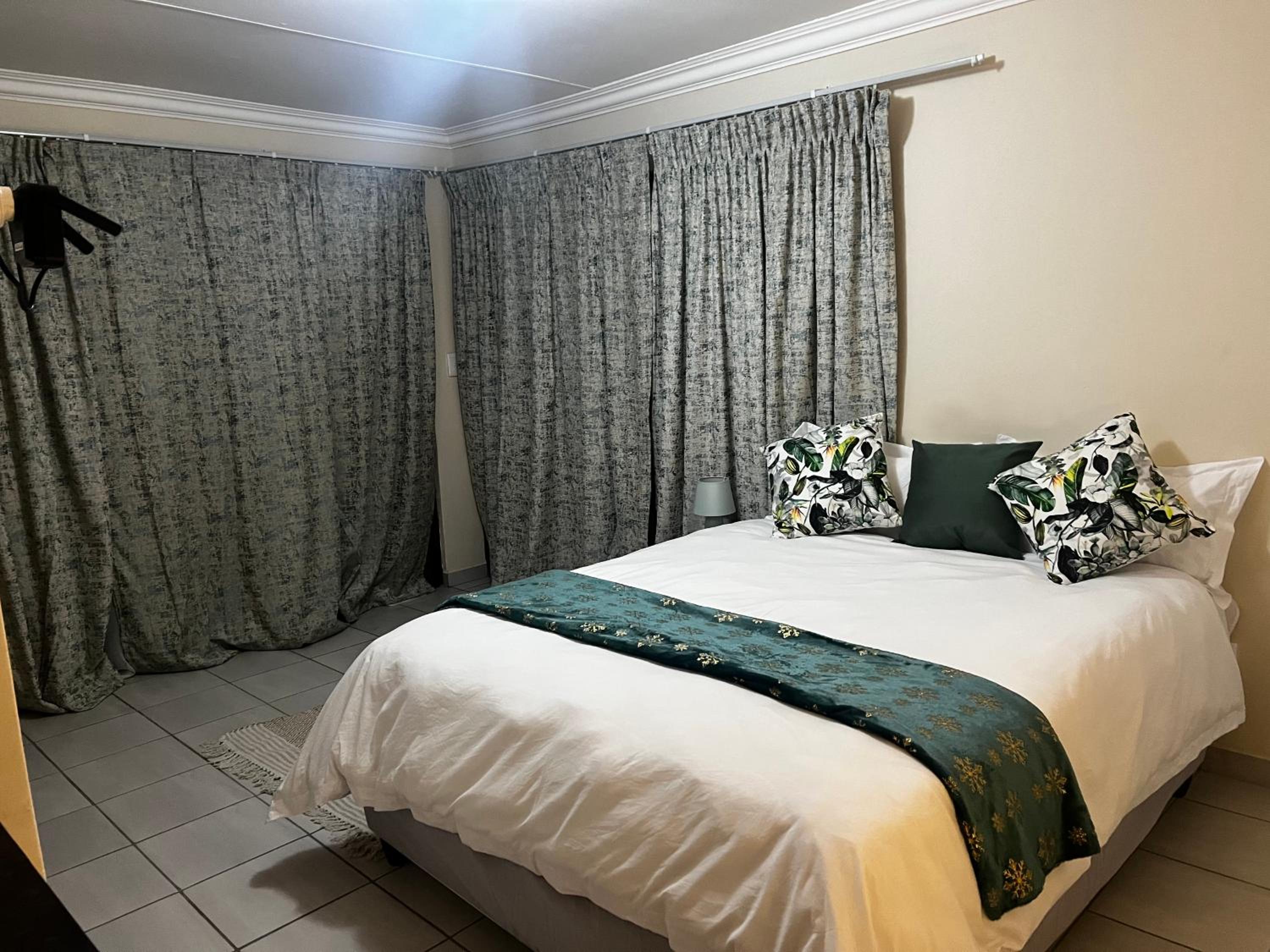 Queen Room with Pool View photo 3