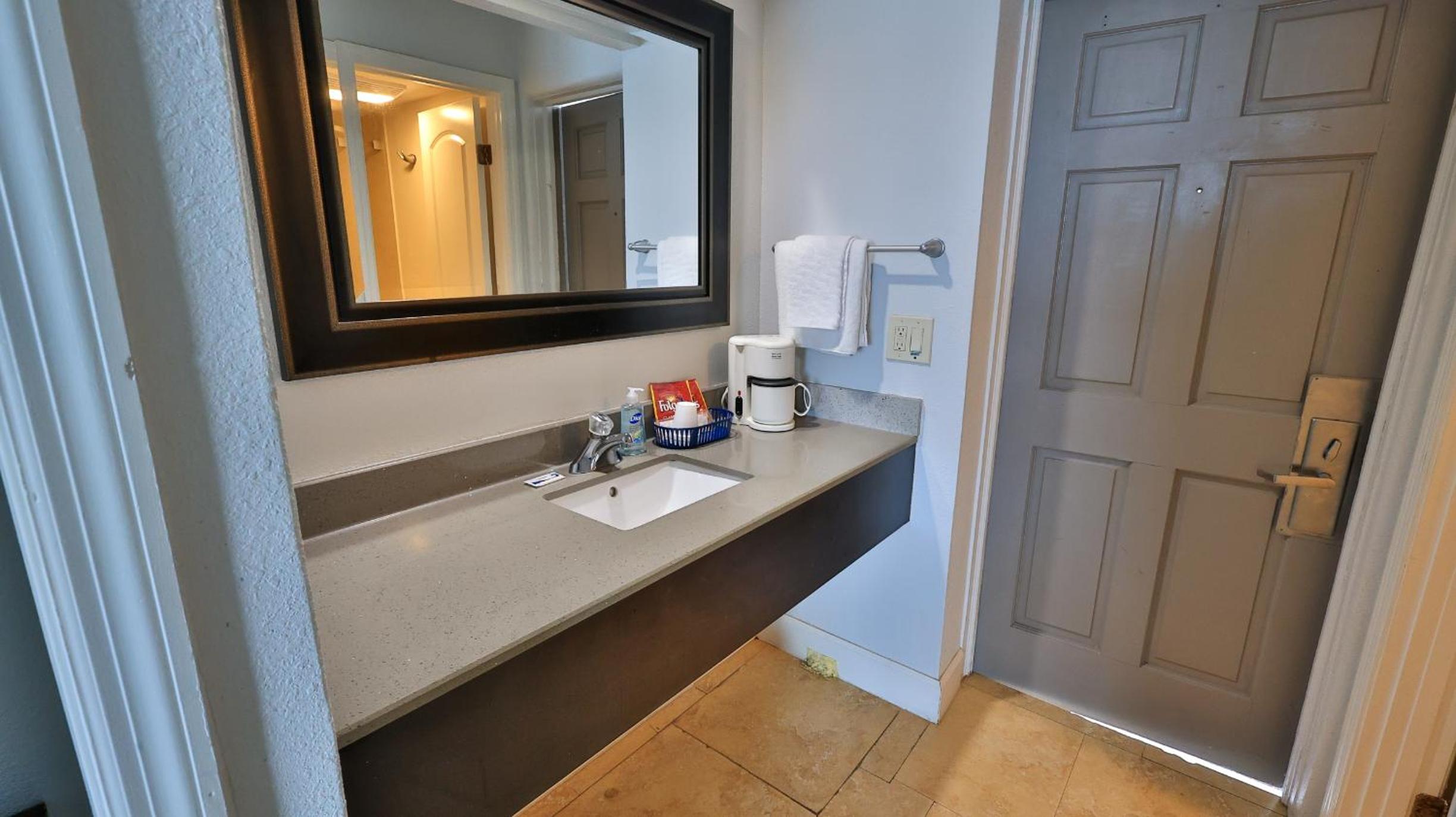 Double Room with Balcony or Patio -  Oceant Front  - Photo 2