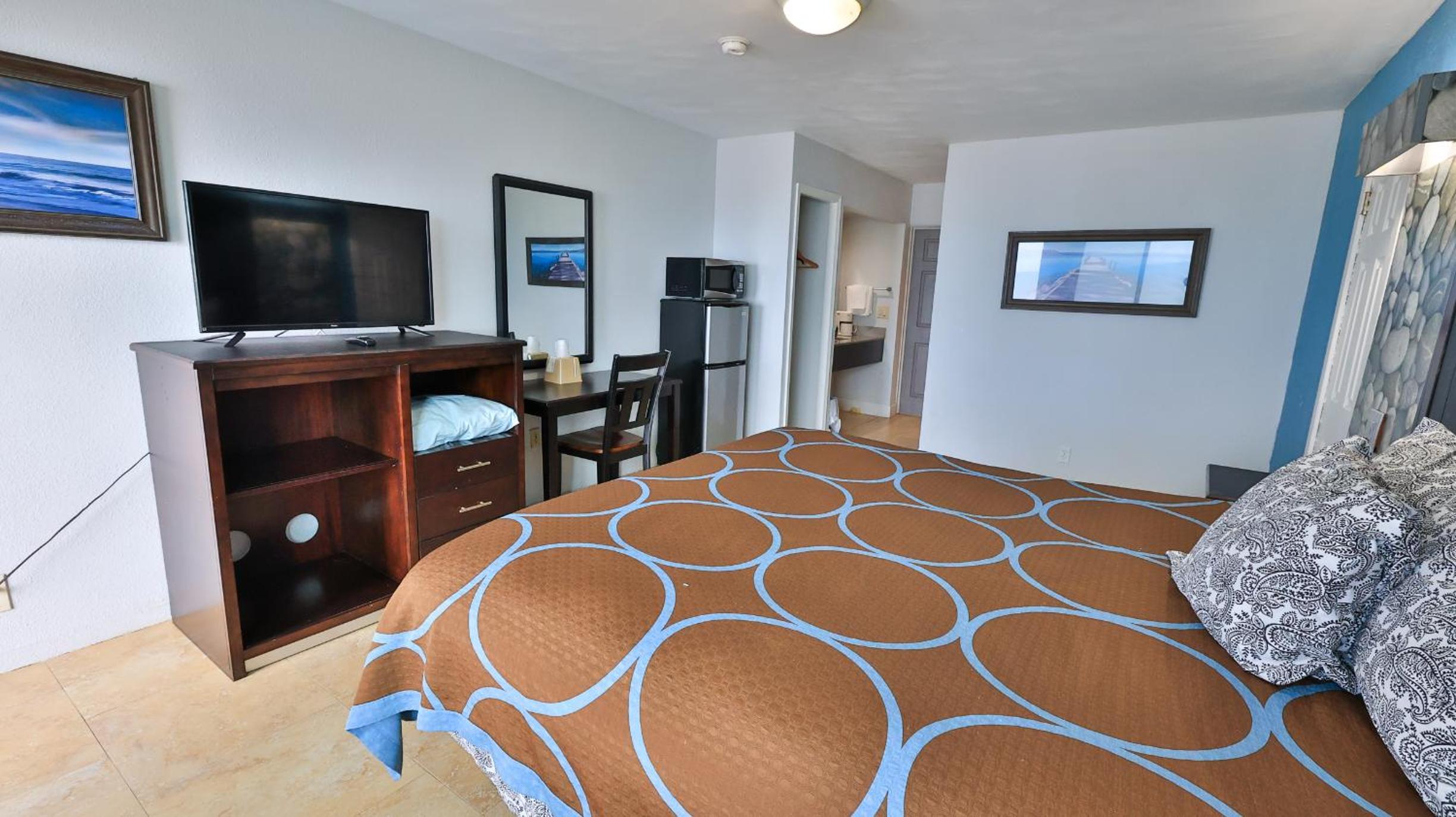 King Suite with Balcony - Photo 8
