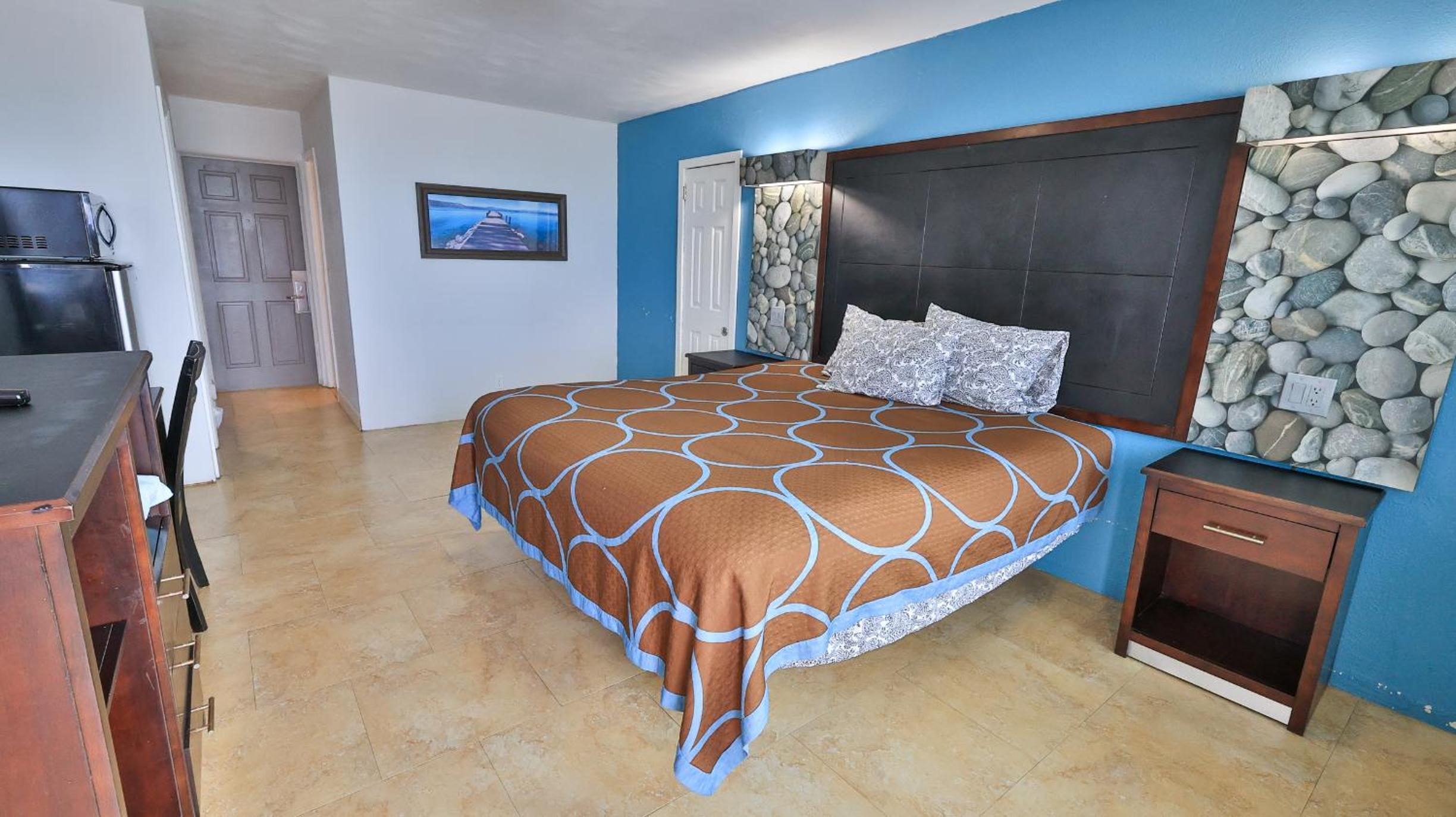 King Suite with Balcony - Photo 11