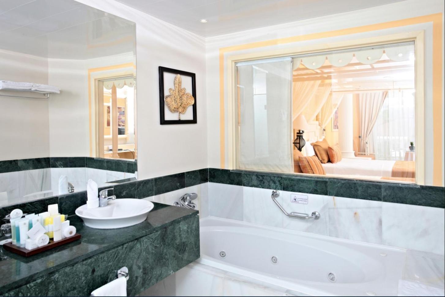 Junior Suite Deluxe Ocean Front (2 Adults) photo 2