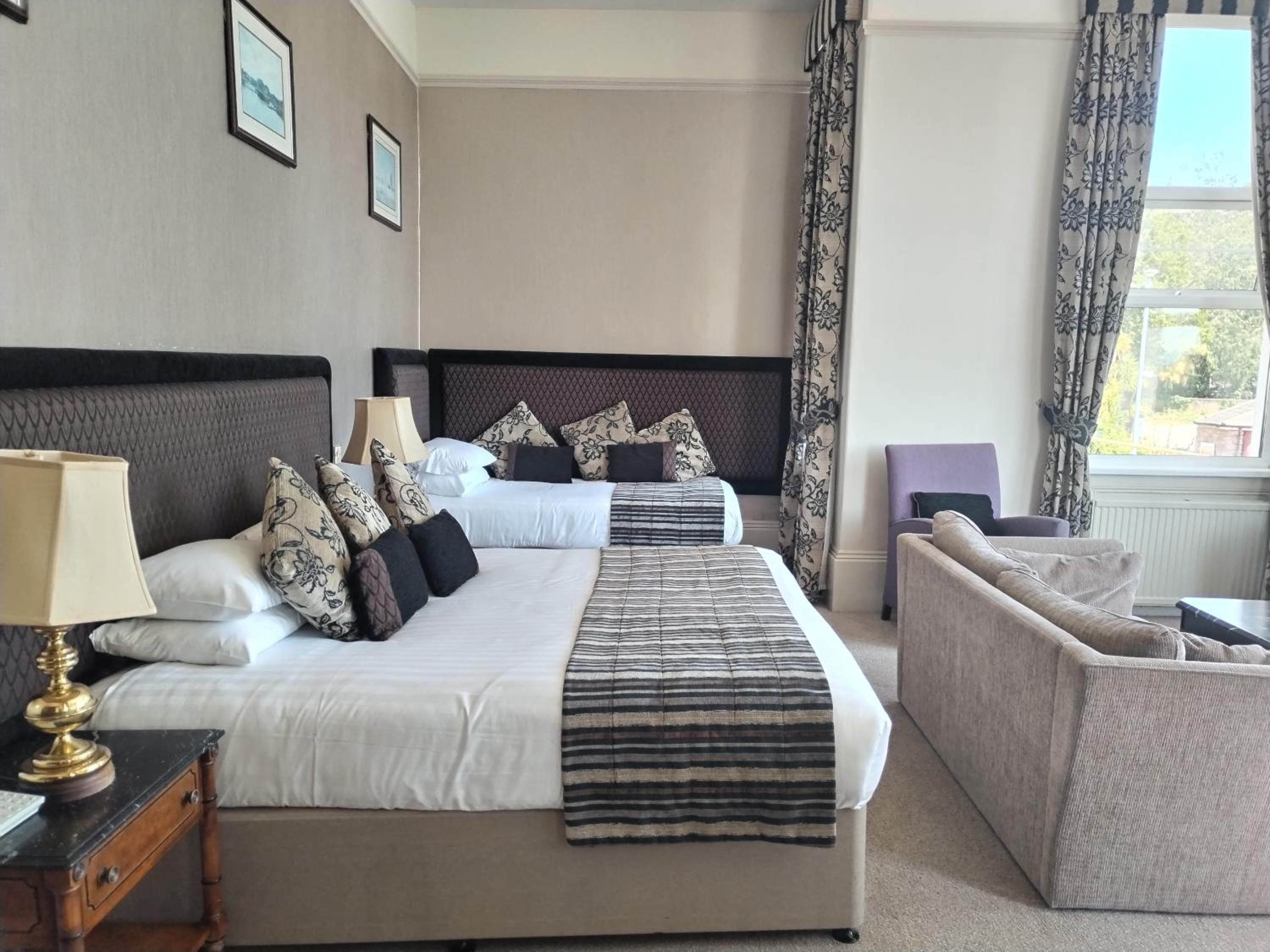 Superior Family Room photo 1
