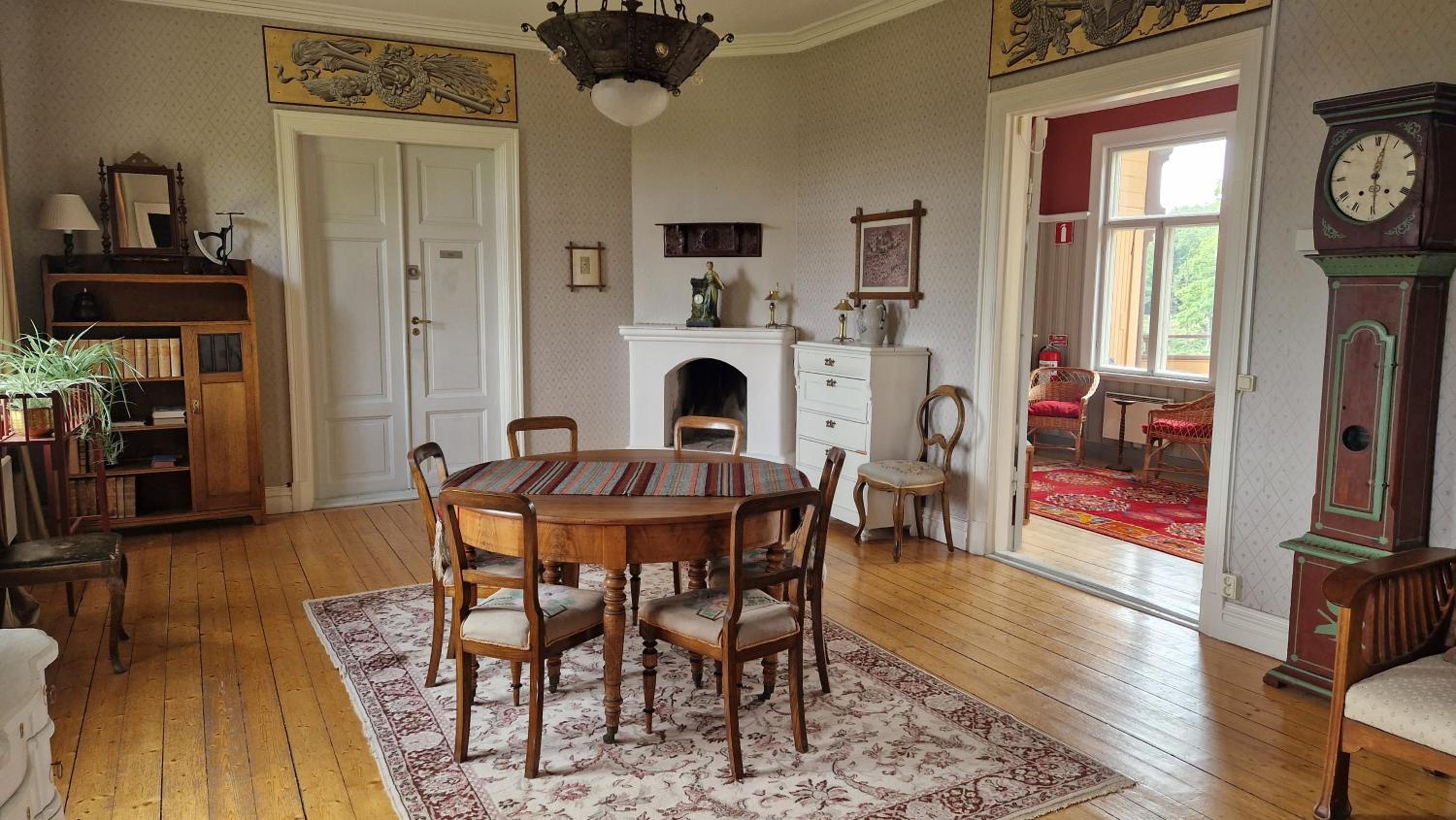 Family Room with Lake View - Photo 16