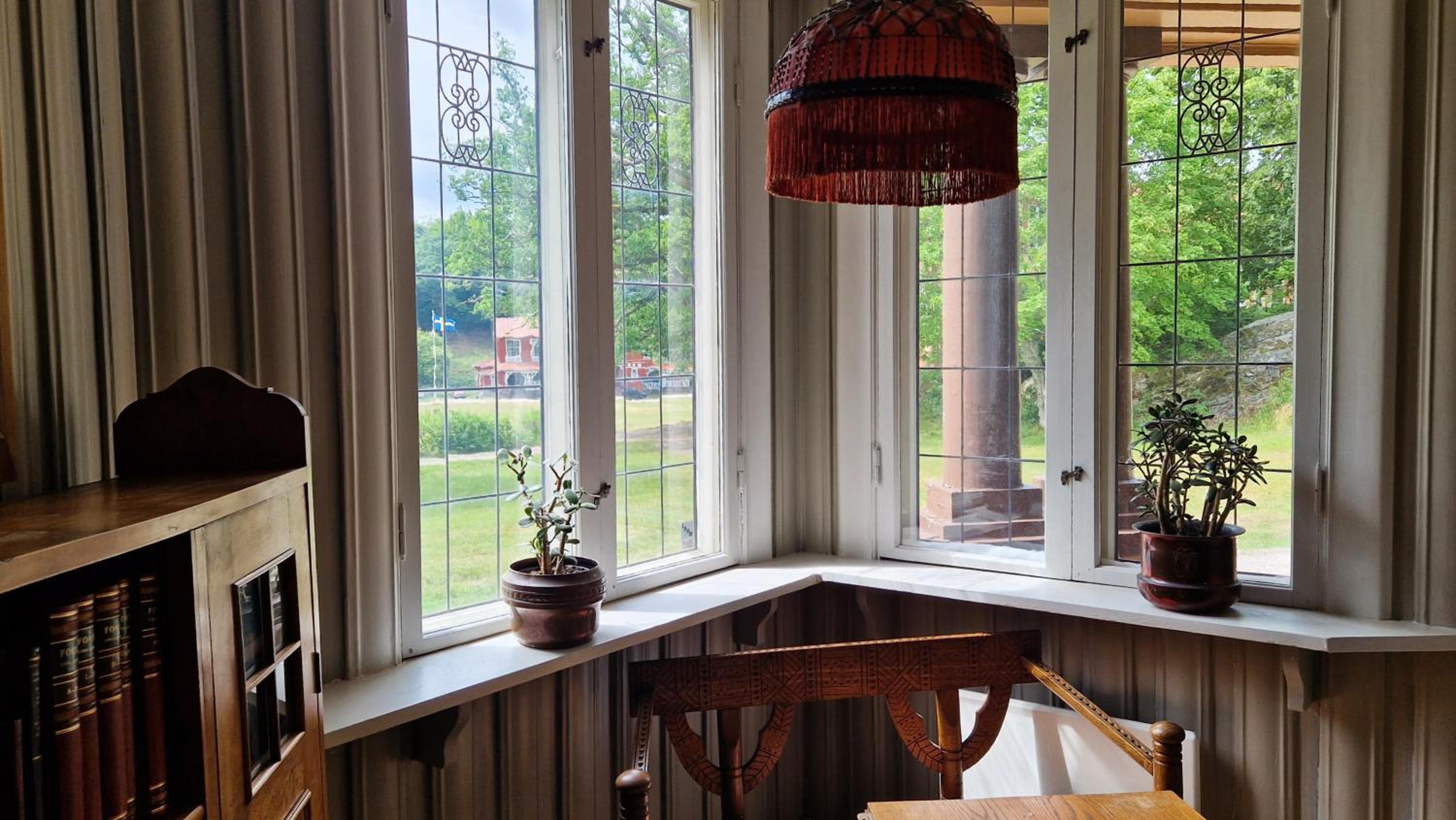 Family Room with Lake View - Photo 4