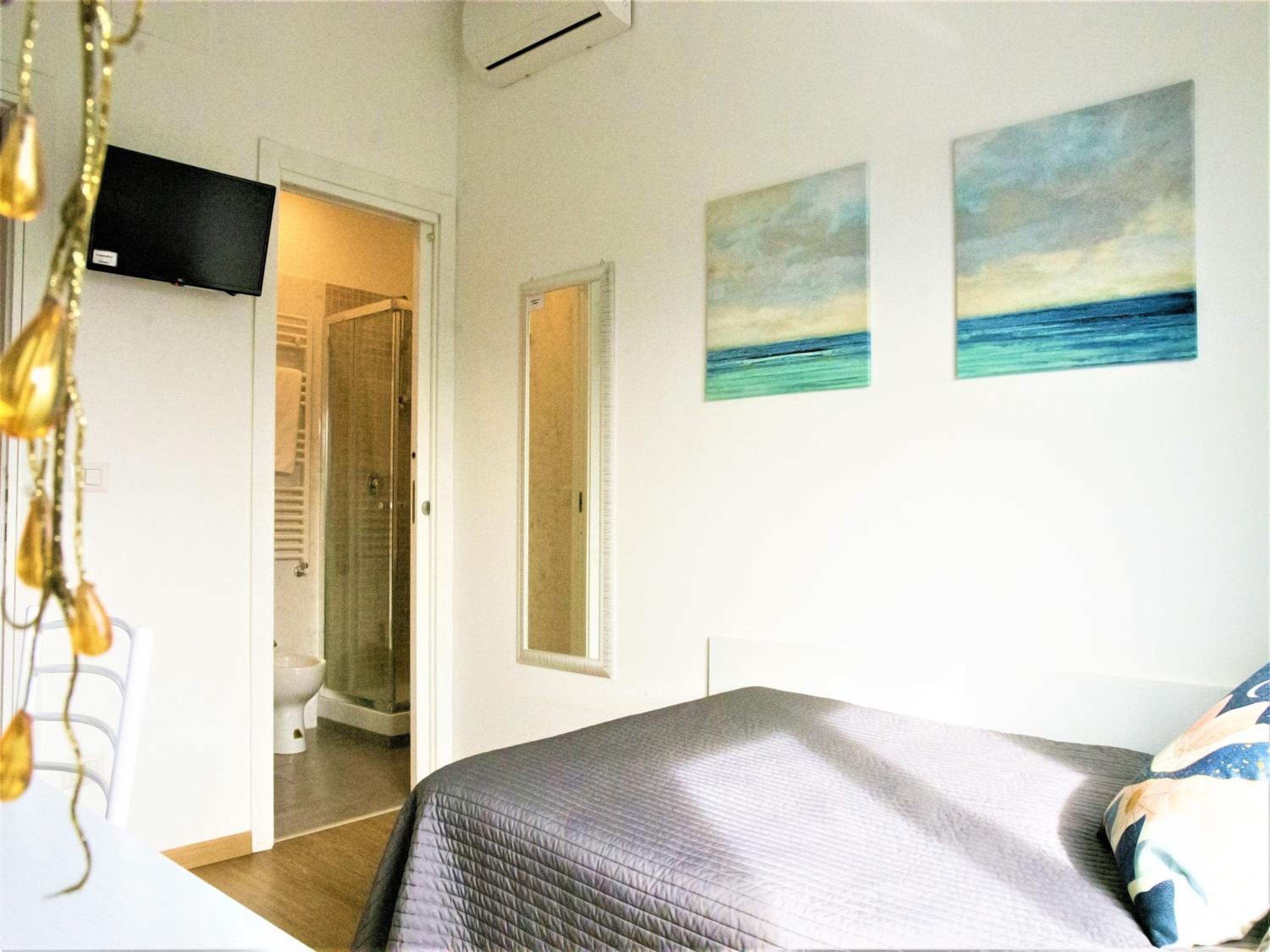 Single Room with Private Bathroom photo 2