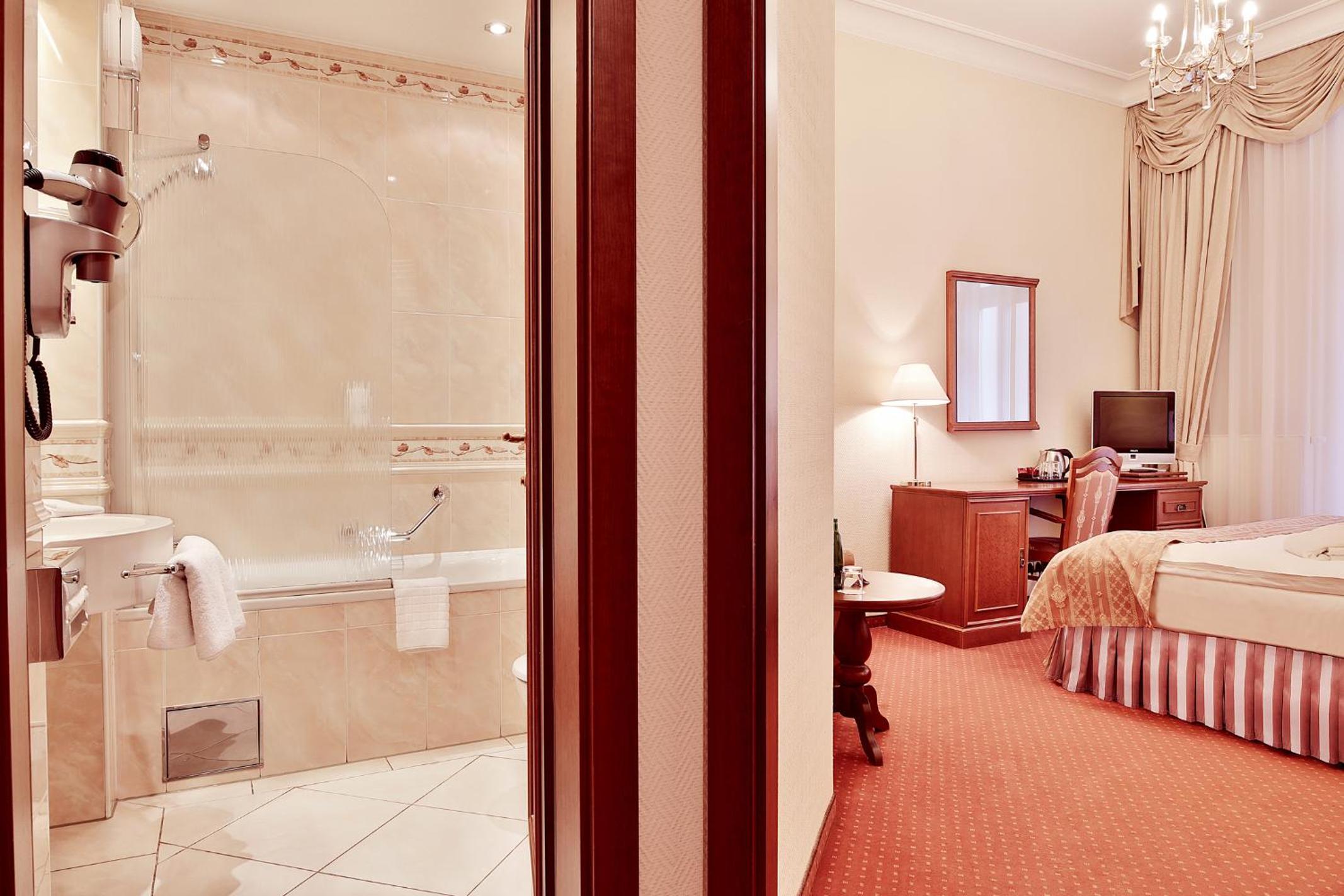 Superior Double or Twin Room thumbnail 6