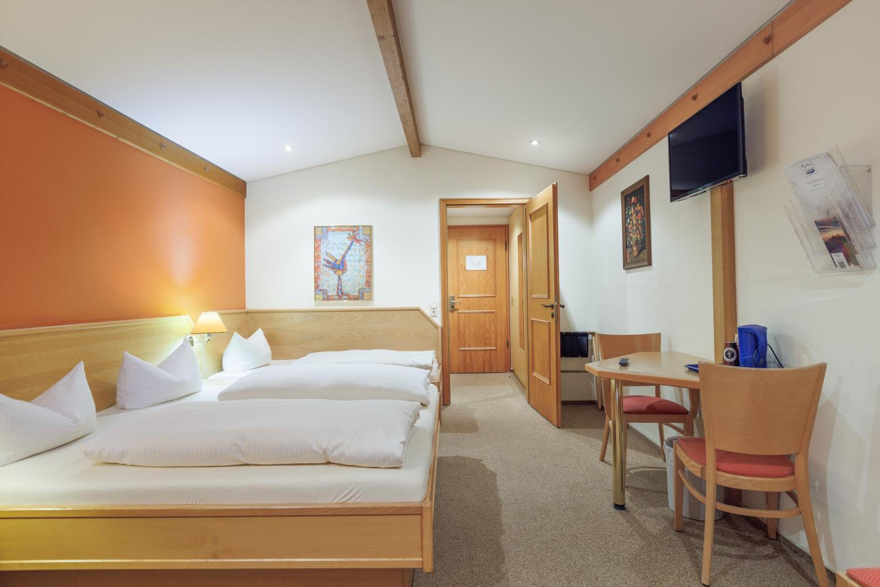 Triple Room with Balcony and Mountain View - Photo 1