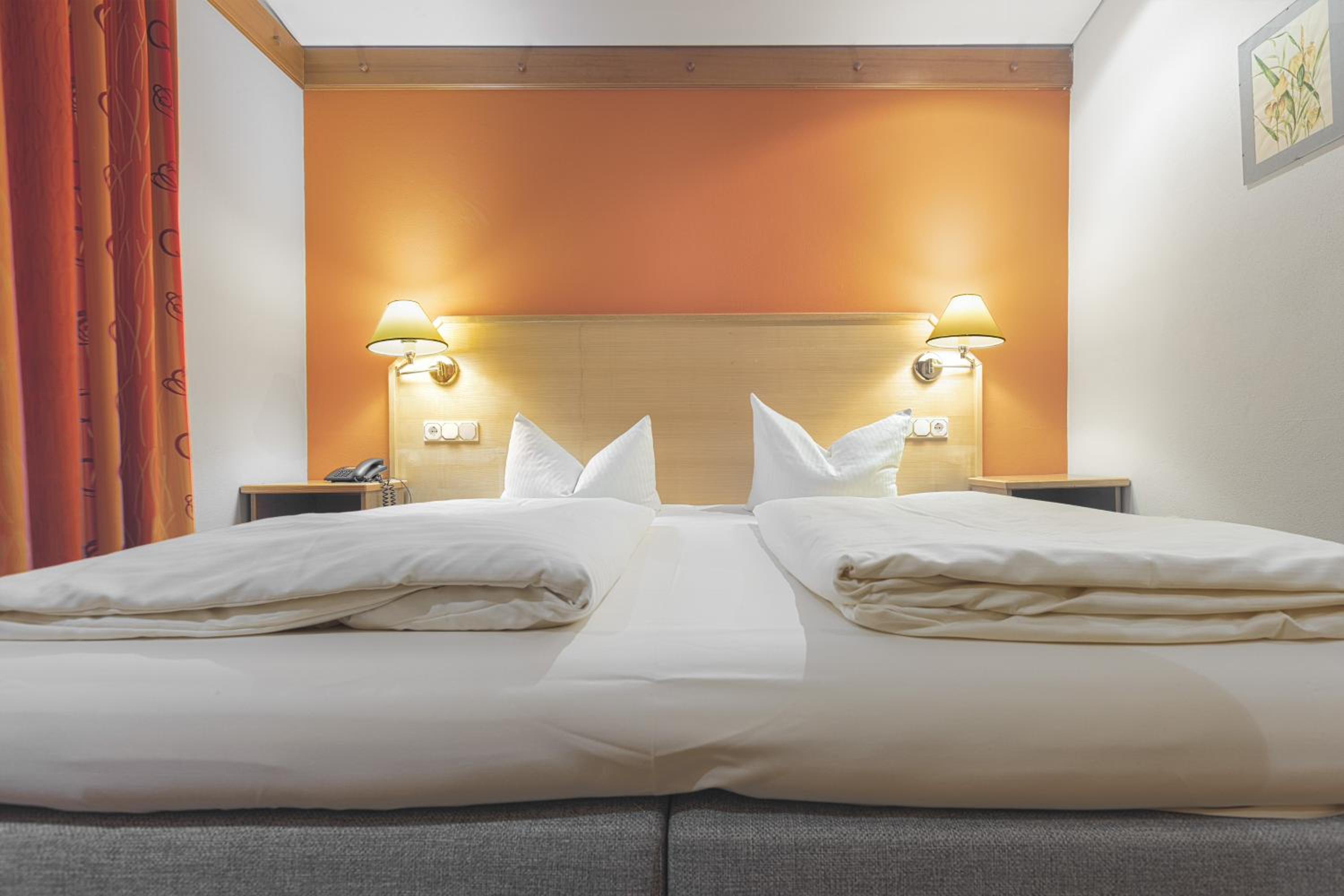Standard Twin Room with Balcony or Terrace - Photo 1