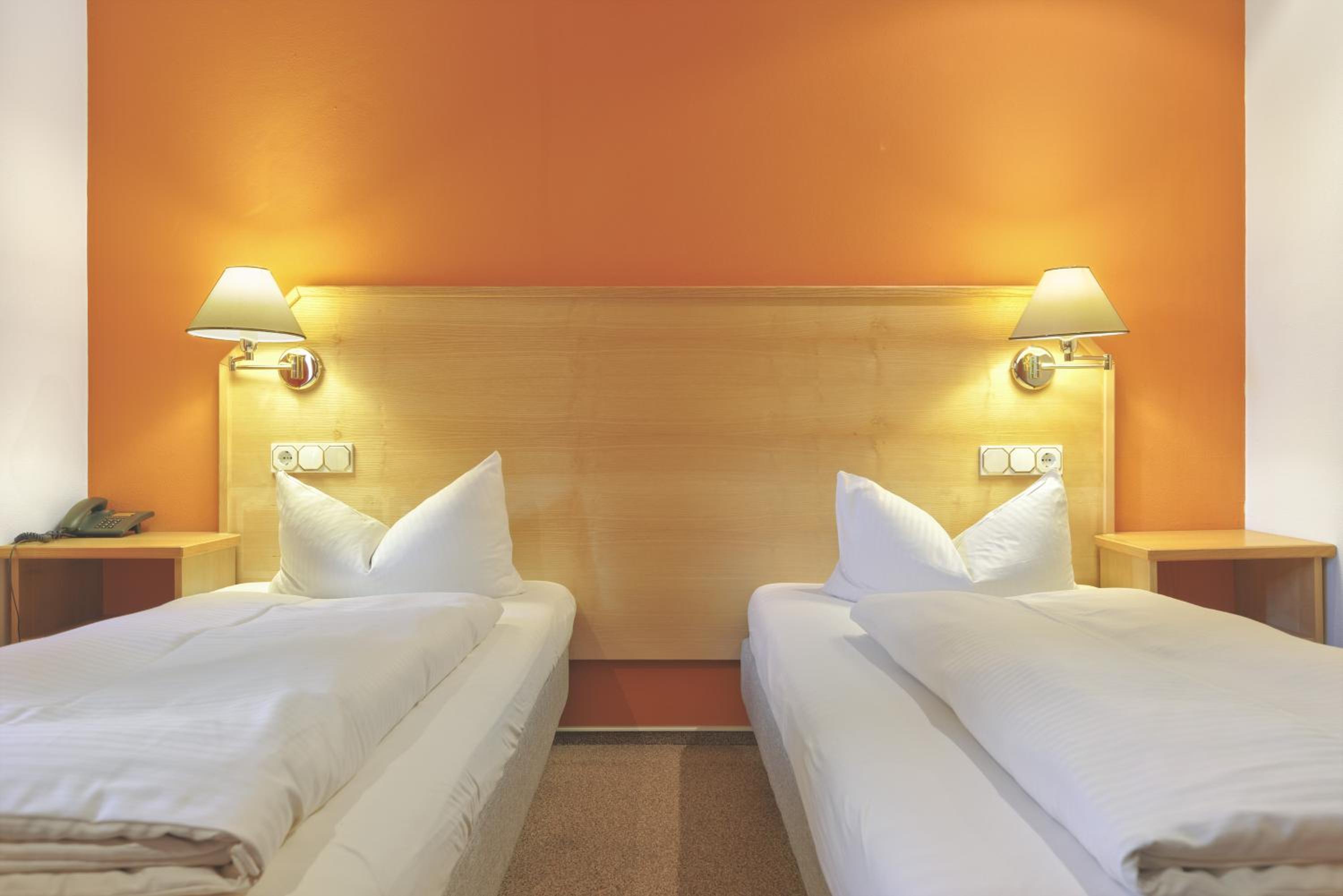 Standard Twin Room with Balcony or Terrace - Photo 4