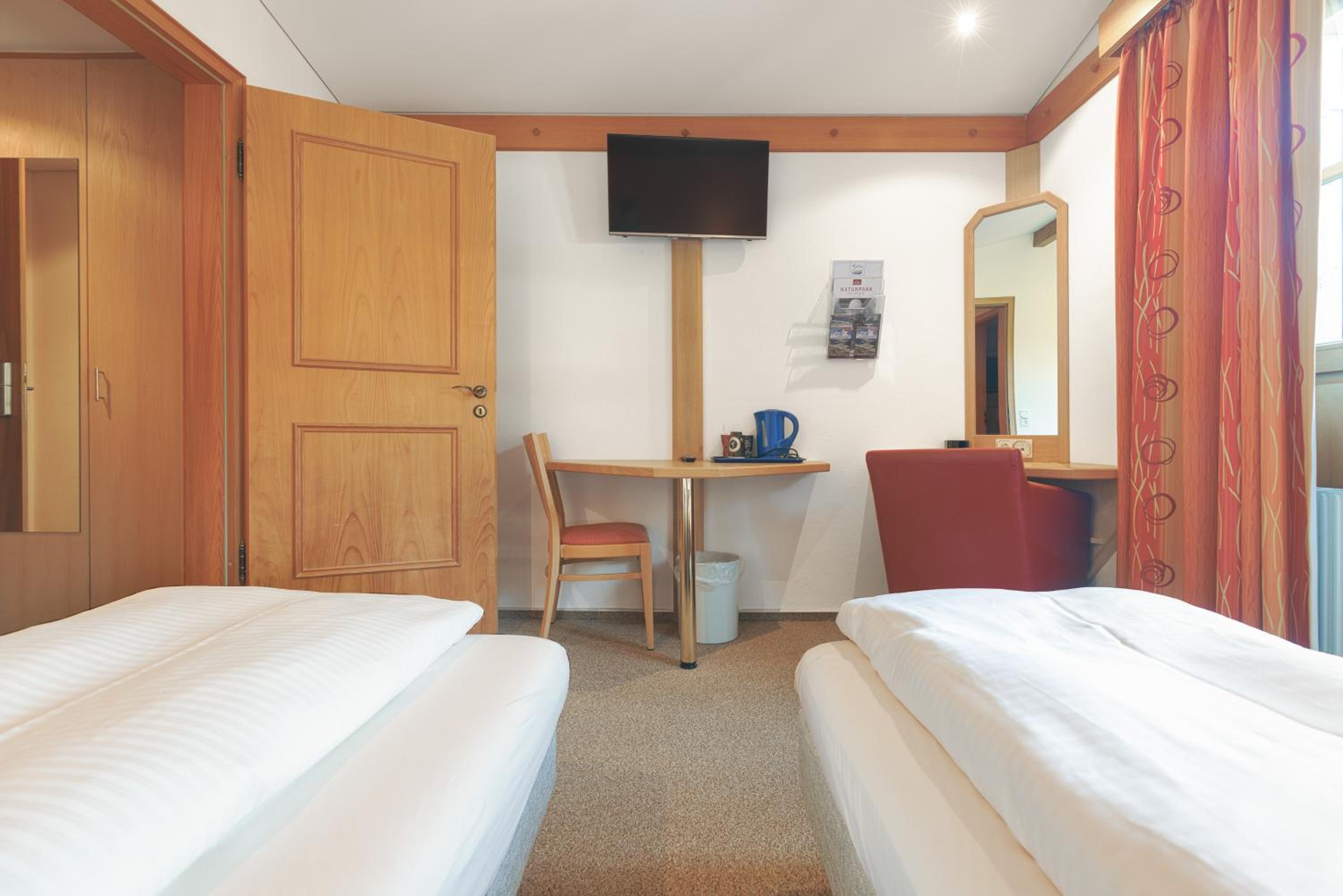 Standard Twin Room with Balcony or Terrace - Photo 6