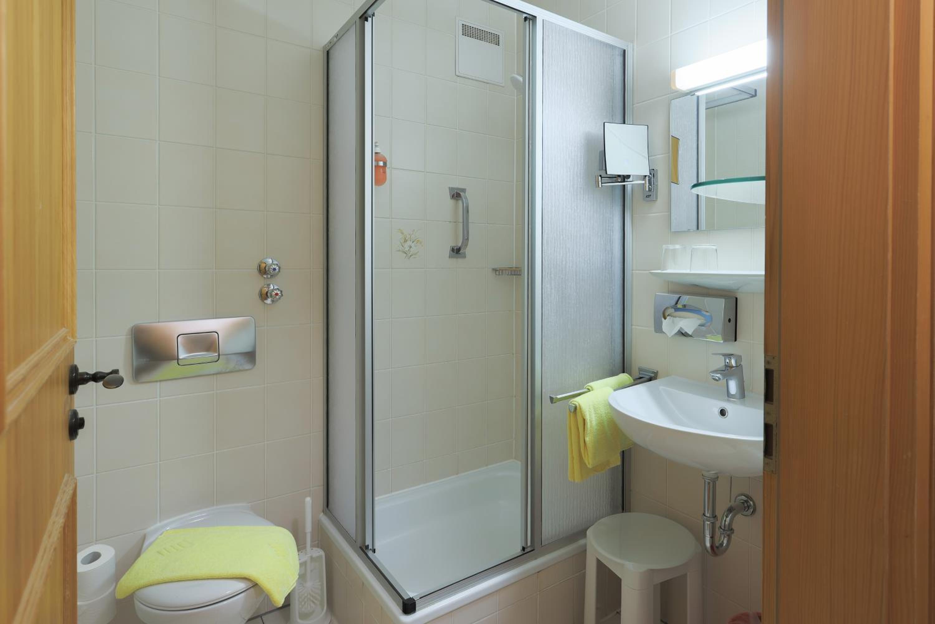 Standard Twin Room with Balcony or Terrace - Photo 10