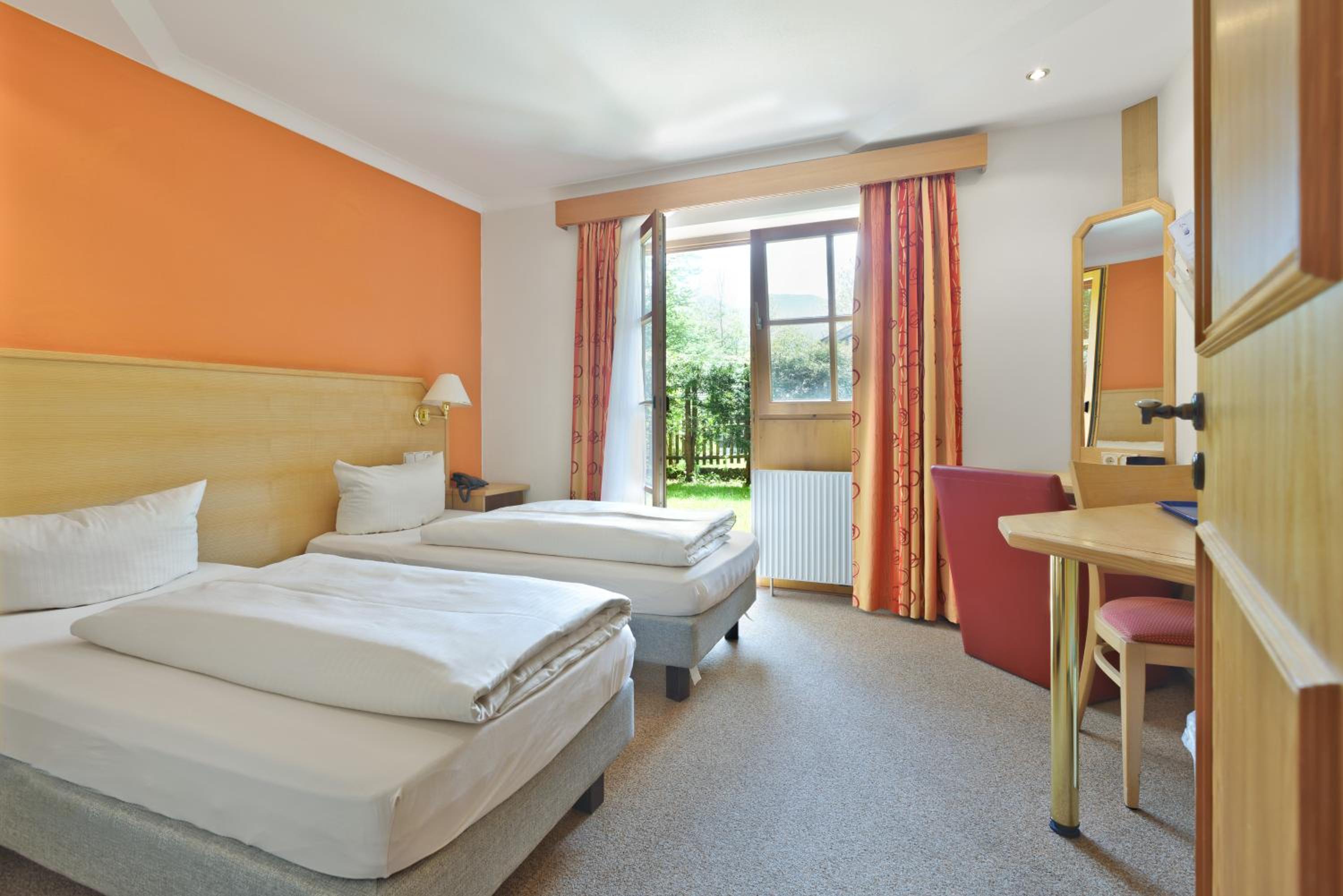 Standard Twin Room with Balcony or Terrace - Photo 7