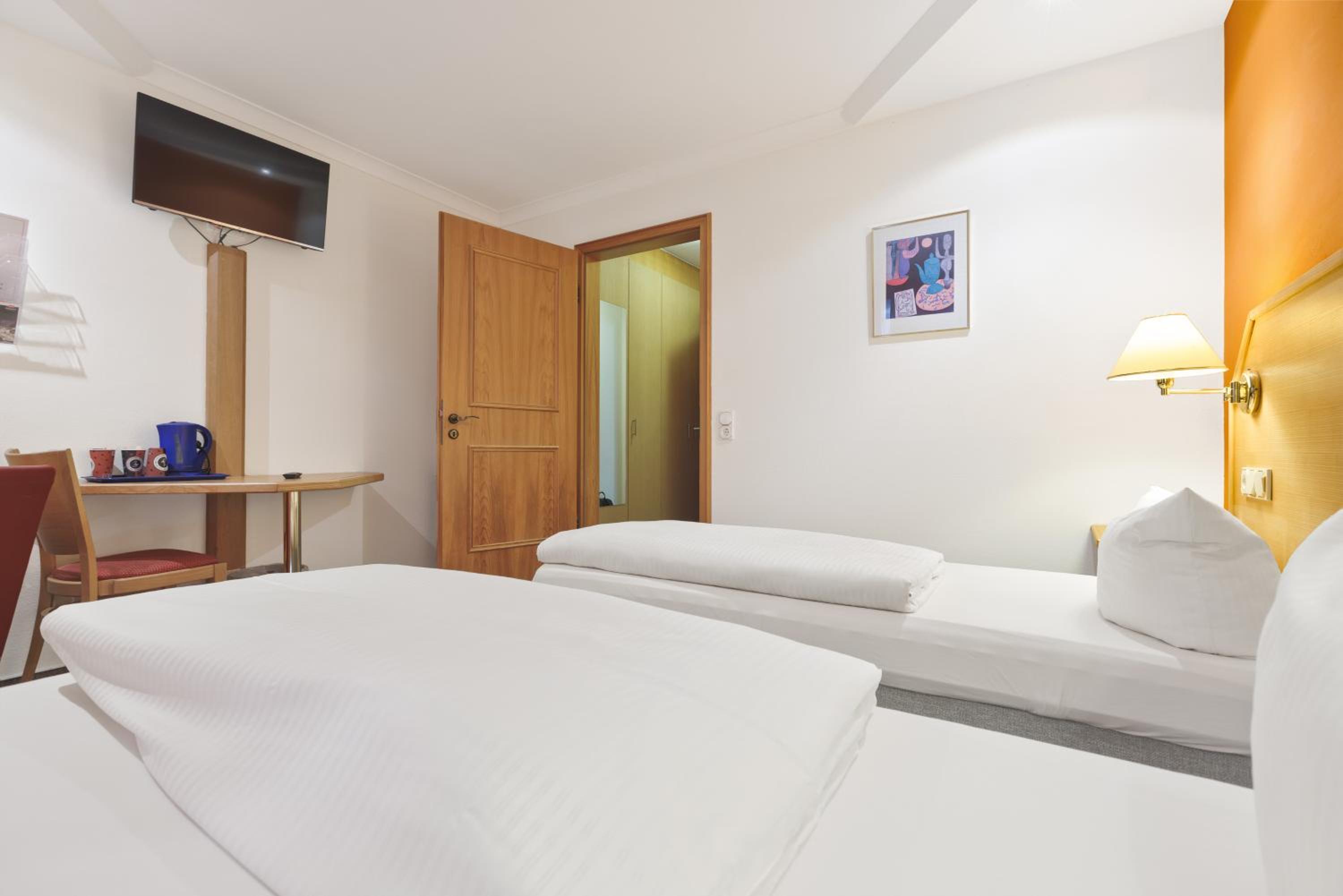 Standard Twin Room with Balcony or Terrace - Photo 8