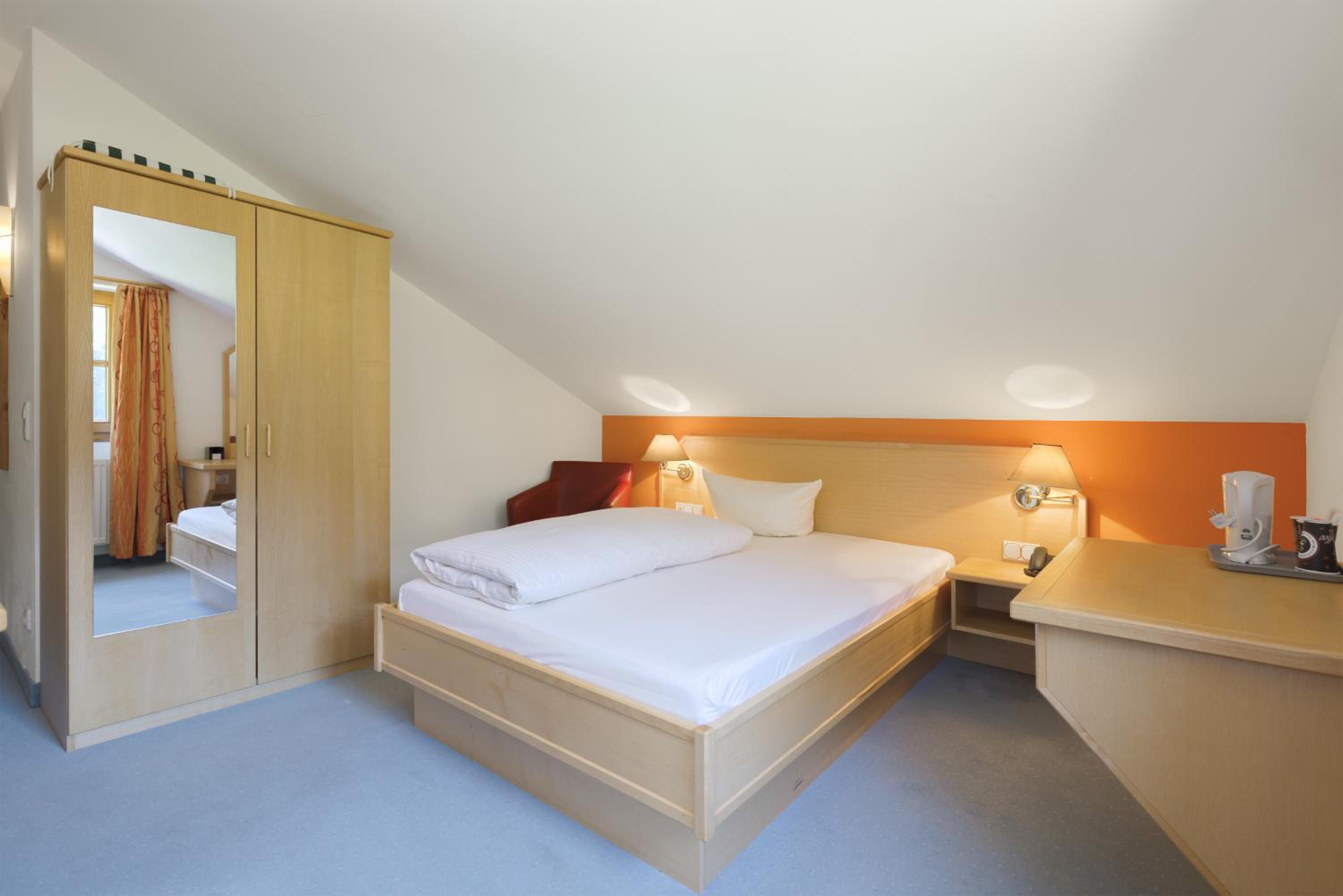 Comfort Single Room with Mountain View and shared Balcony, photo 6