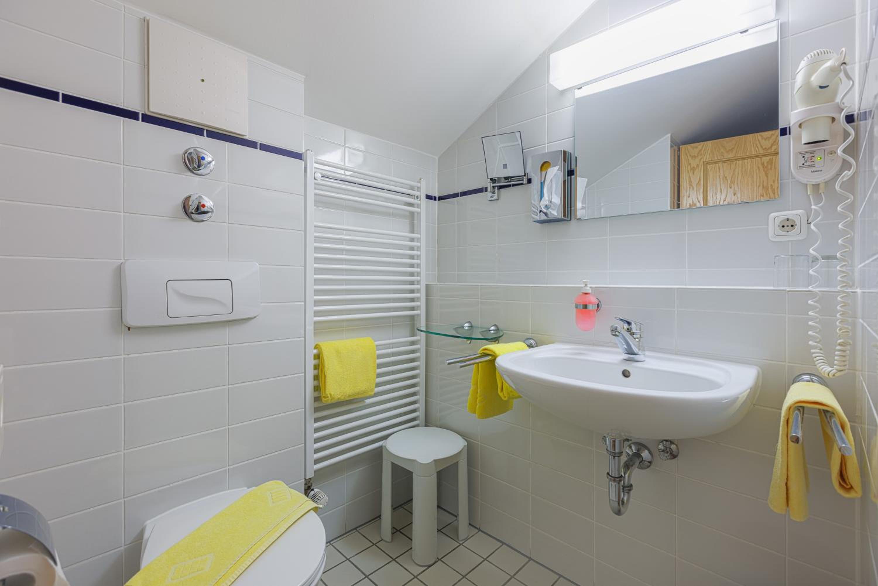 Comfort Double Room - King Bed with Balcony - Photo 3