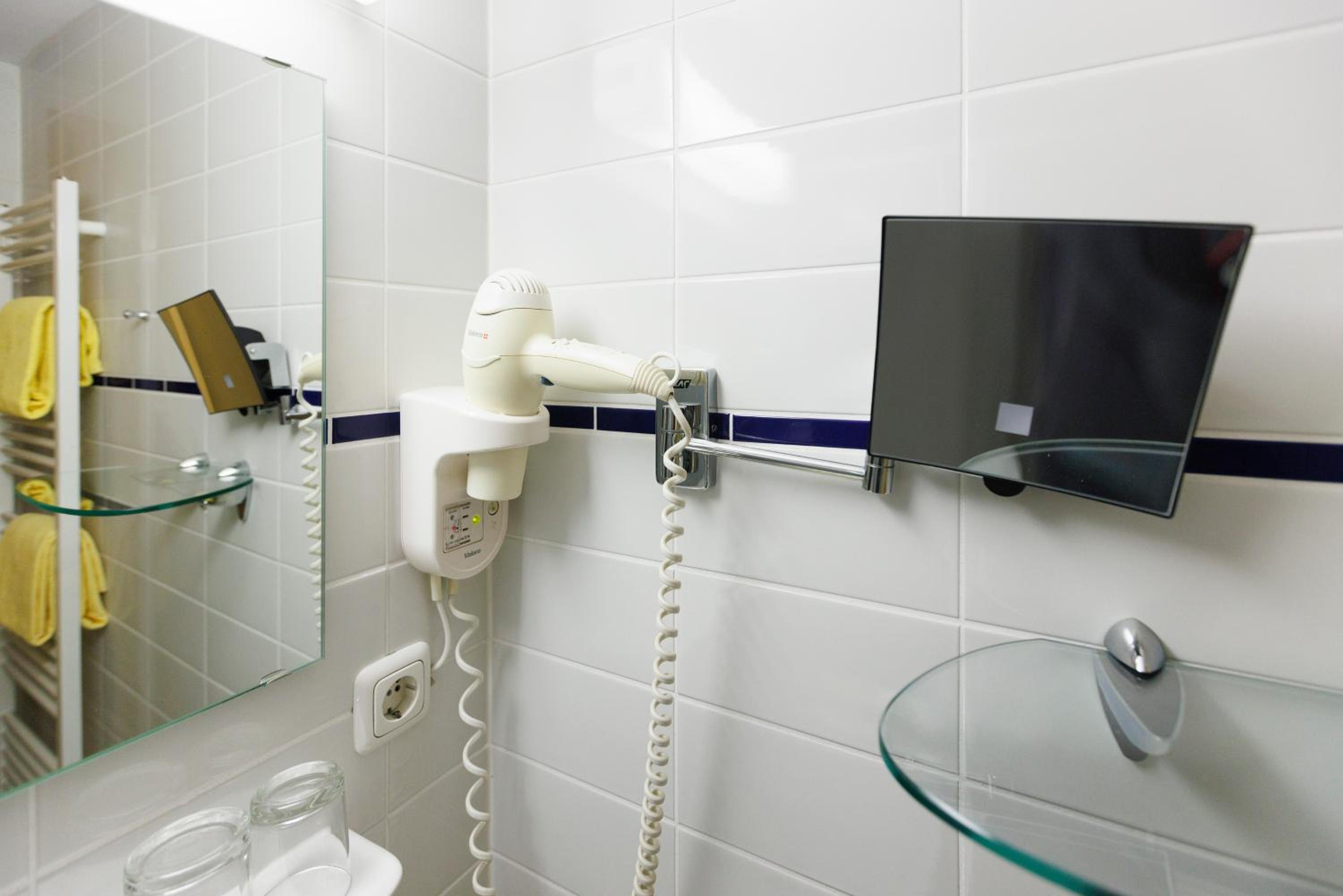Comfort Double Room - King Bed with Balcony - Photo 6