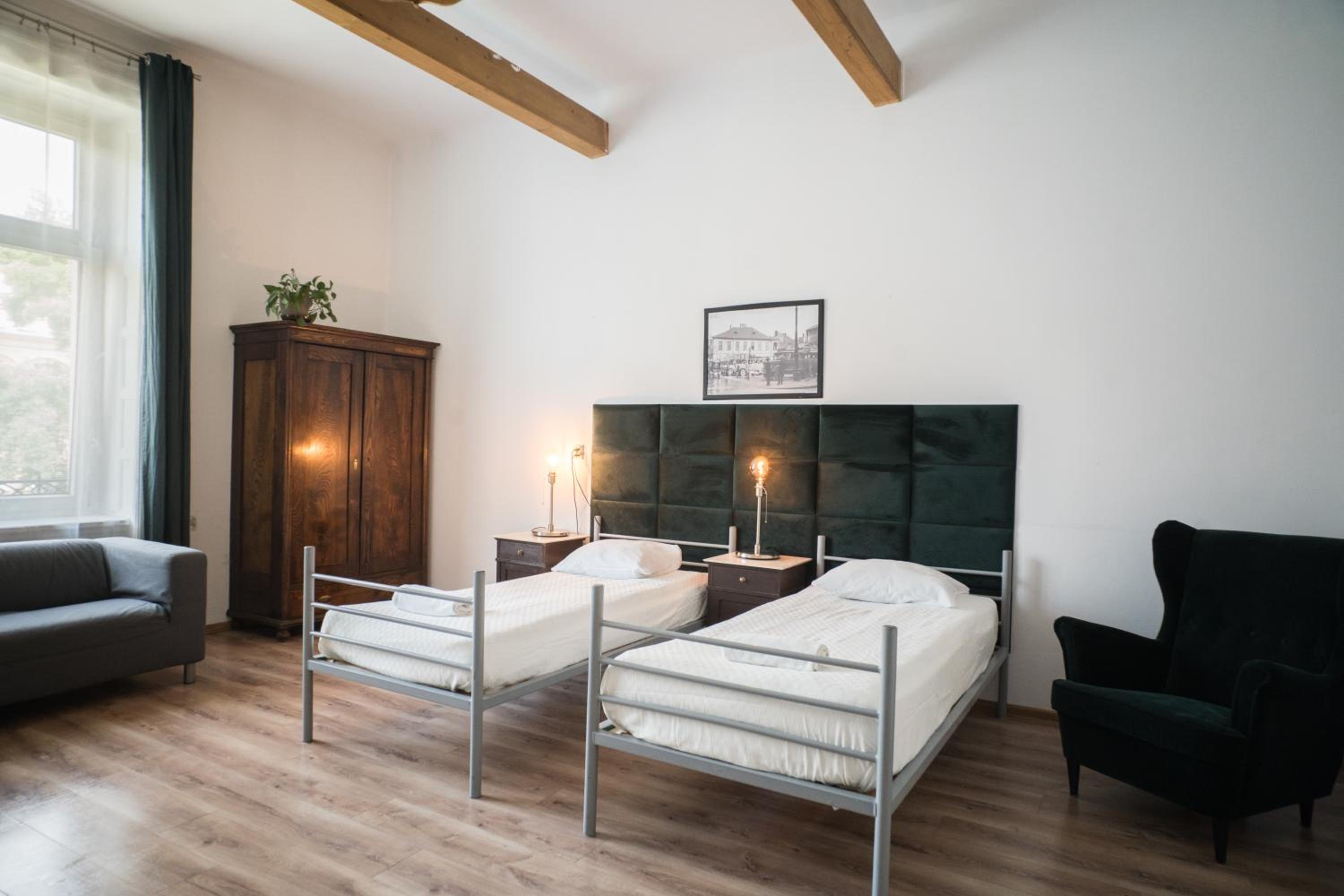 Twin Room with City View - Photo 4