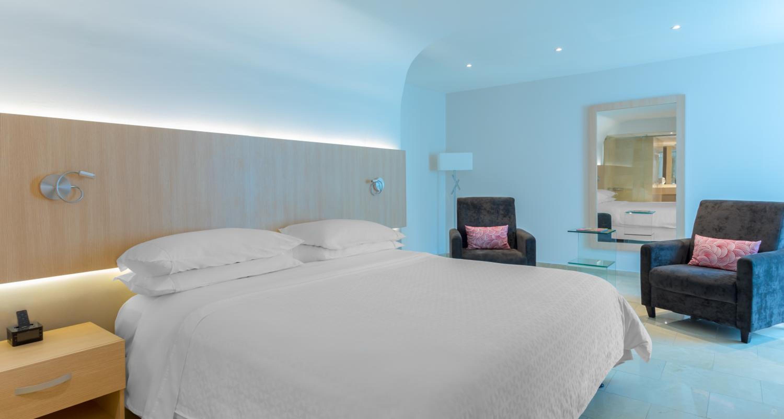 Traditional guest room with a king bed photo 2