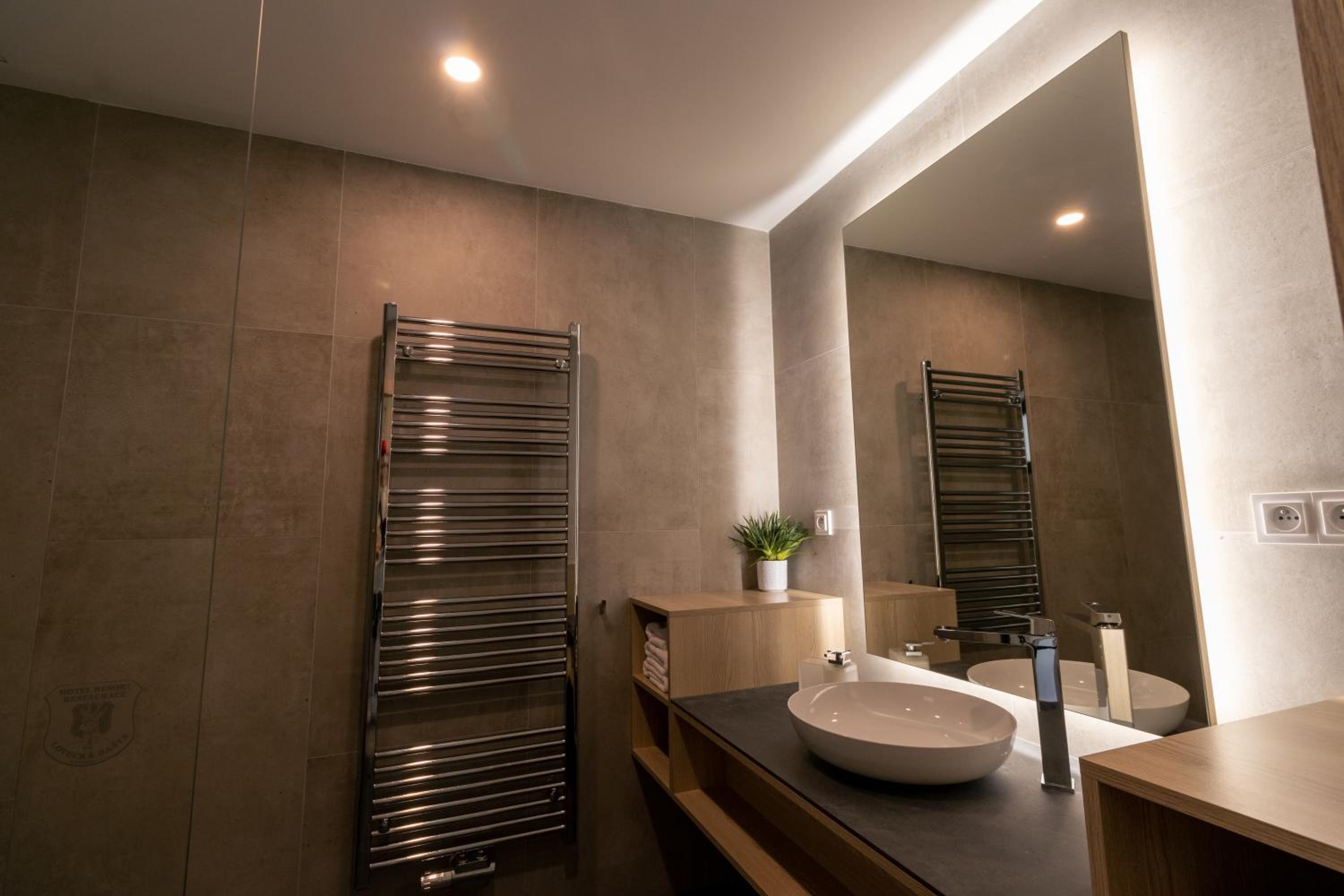 F24 Deluxe Double or Twin Room