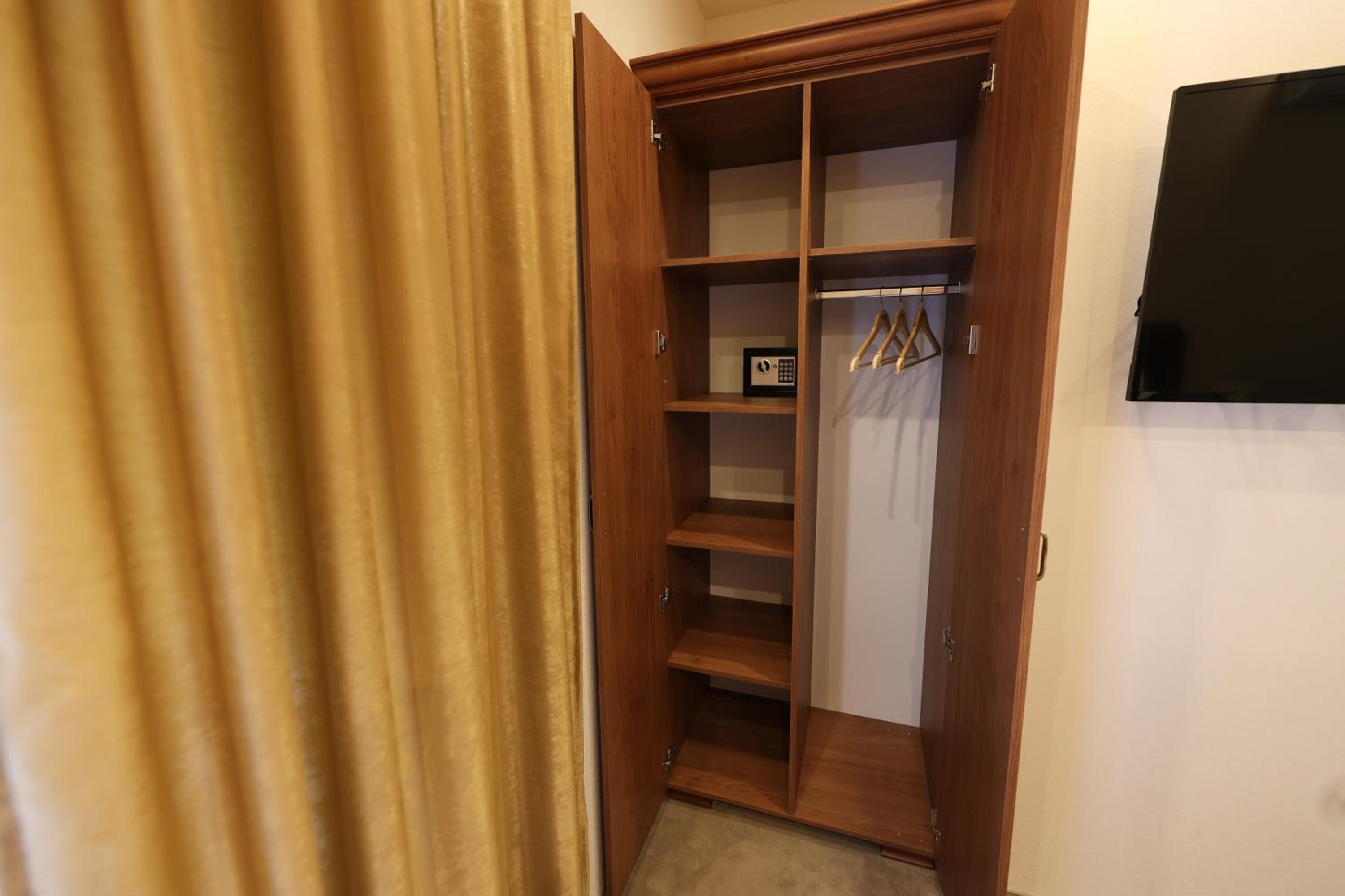 Deluxe Double Room with Balcony - Photo 6