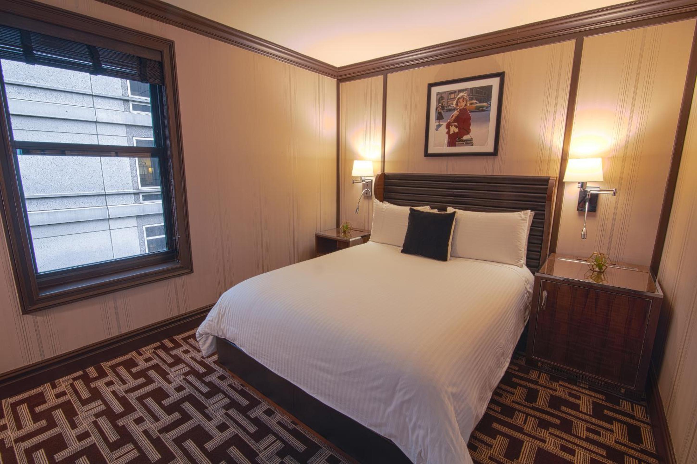 Accessible 1 Queen Bed