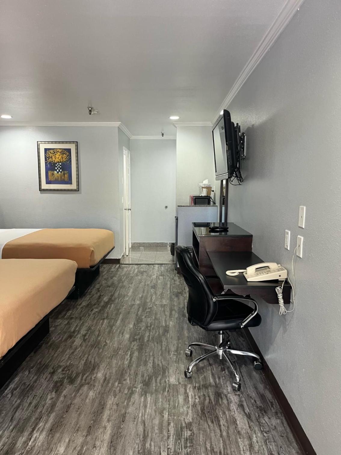 Economy Quadruple Room - Photo 11