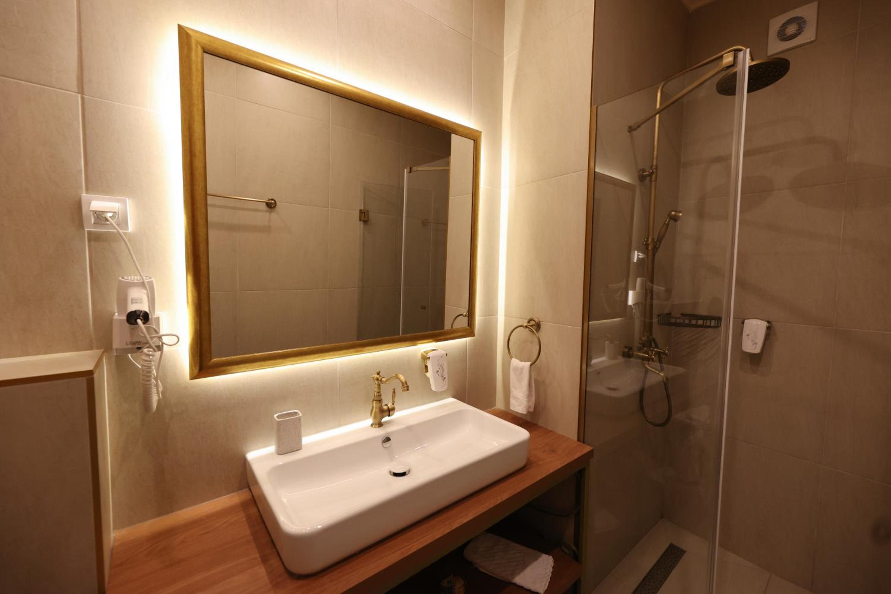 Deluxe Double Room with Balcony - Photo 15