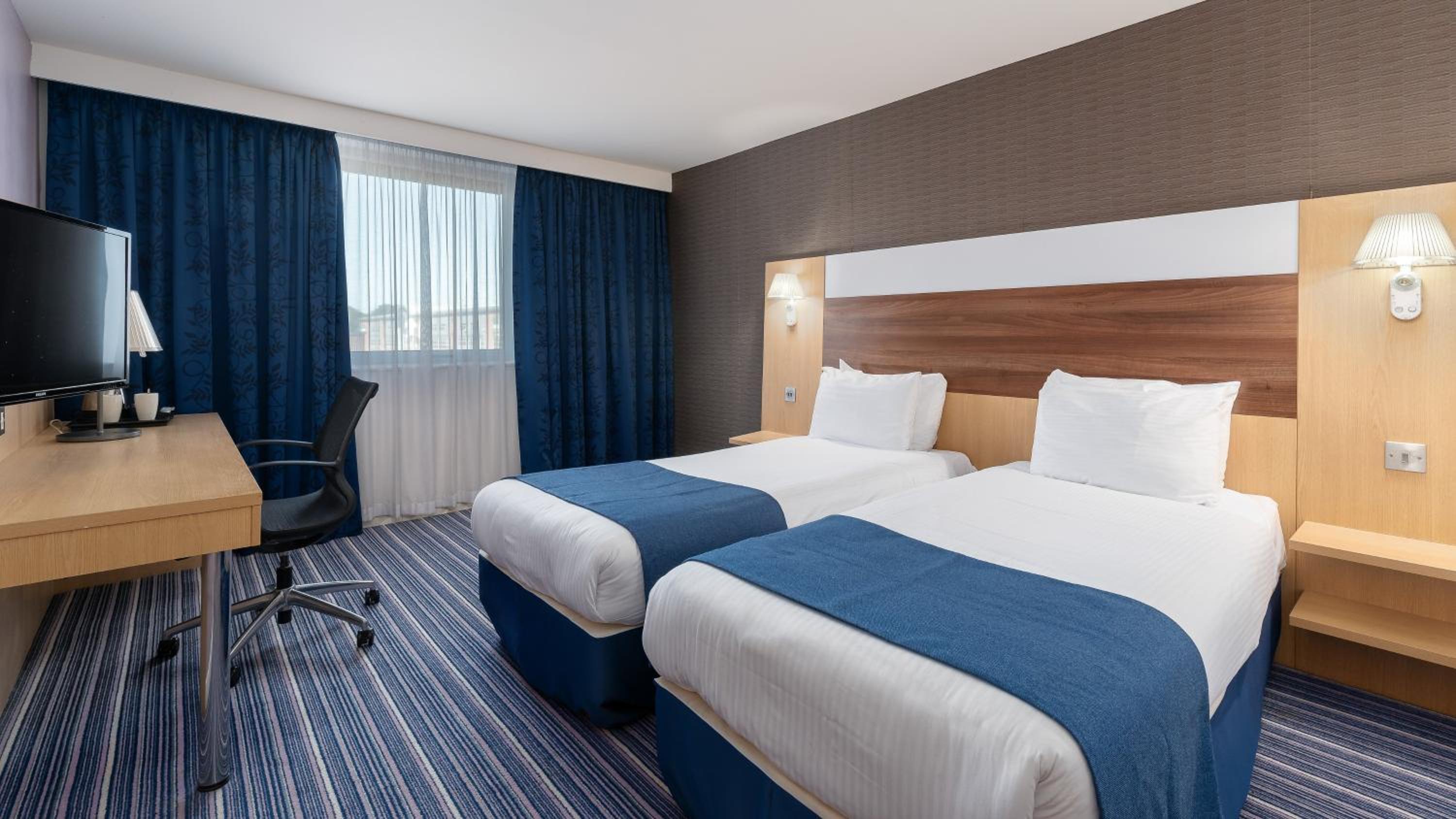 Standard Twin Room with Free Hot Breakfast - Photo 8