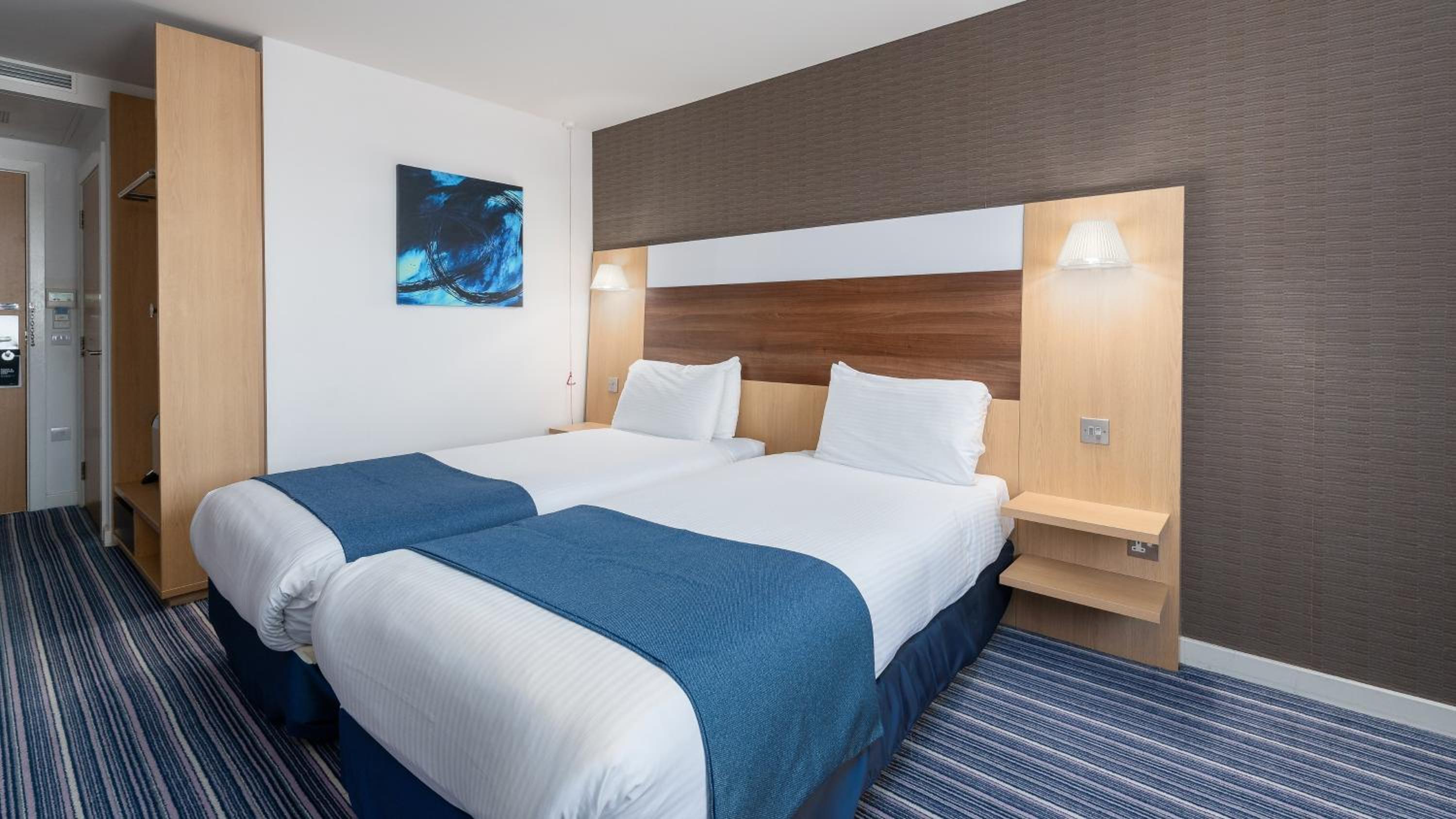 Standard Twin Room with Free Hot Breakfast - Accessible - Photo 5