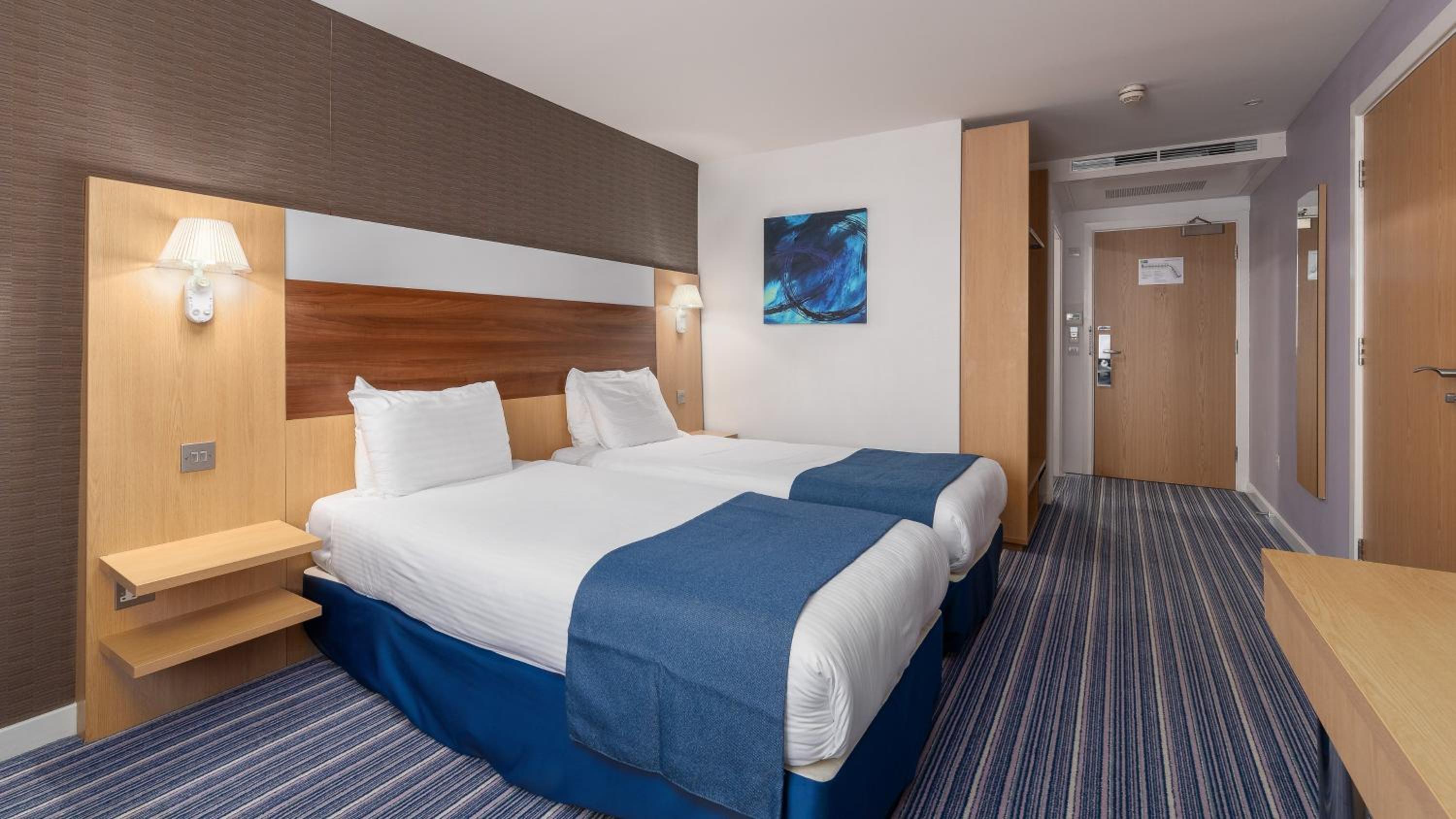 Standard Twin Room with Free Hot Breakfast - Photo 7