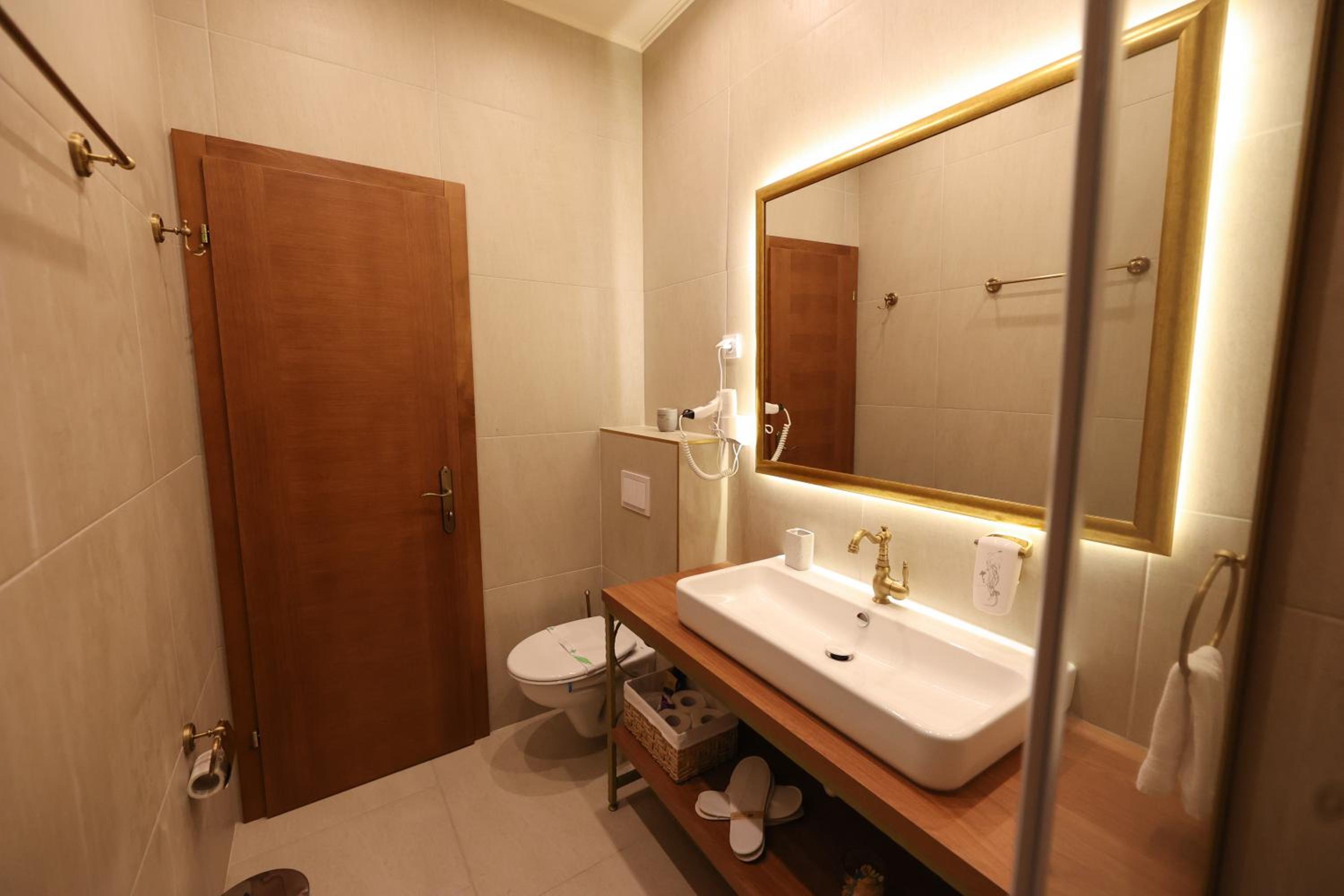 Deluxe Double Room with Balcony - Photo 16