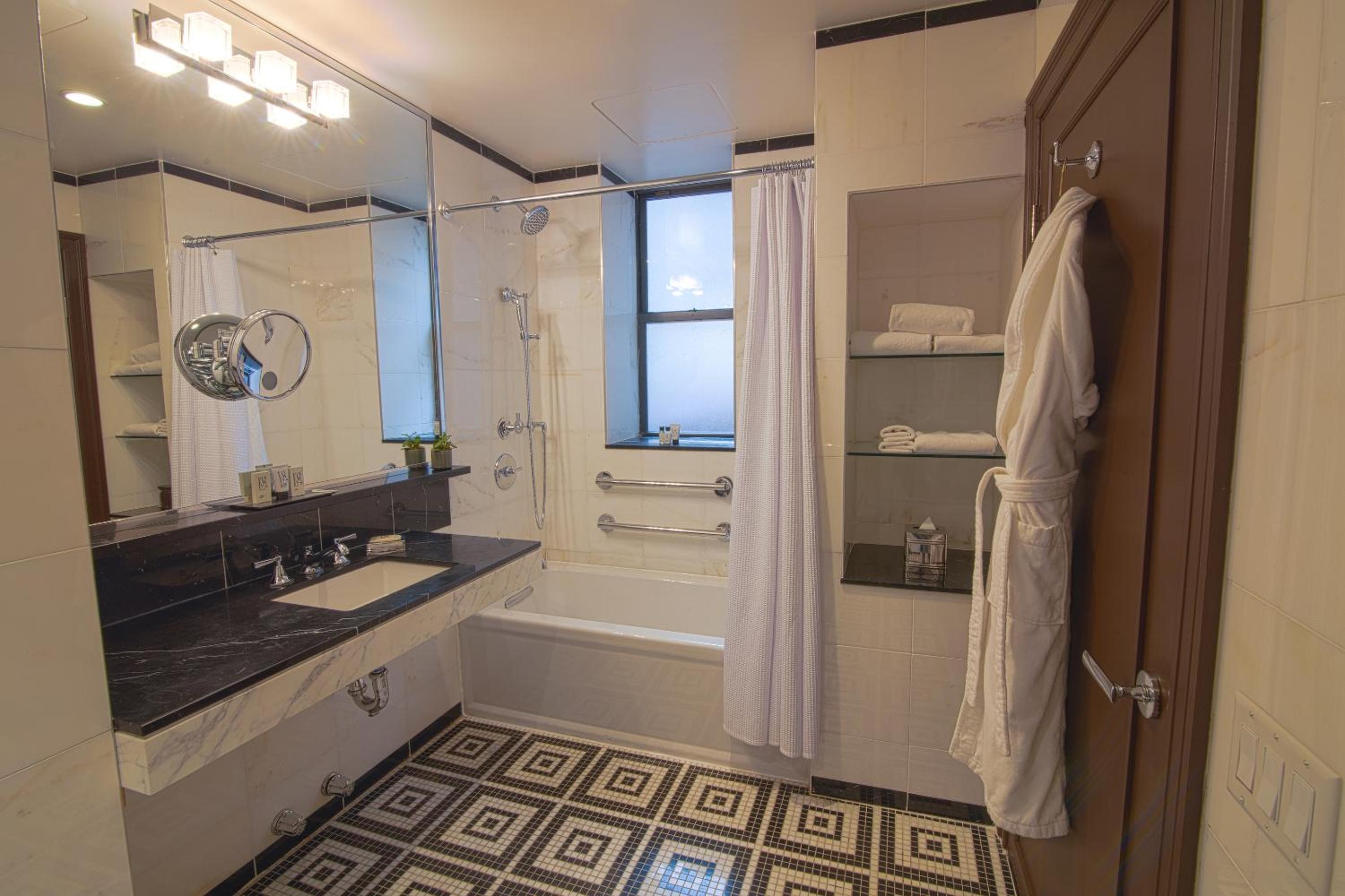Accessible 1 Queen Bed