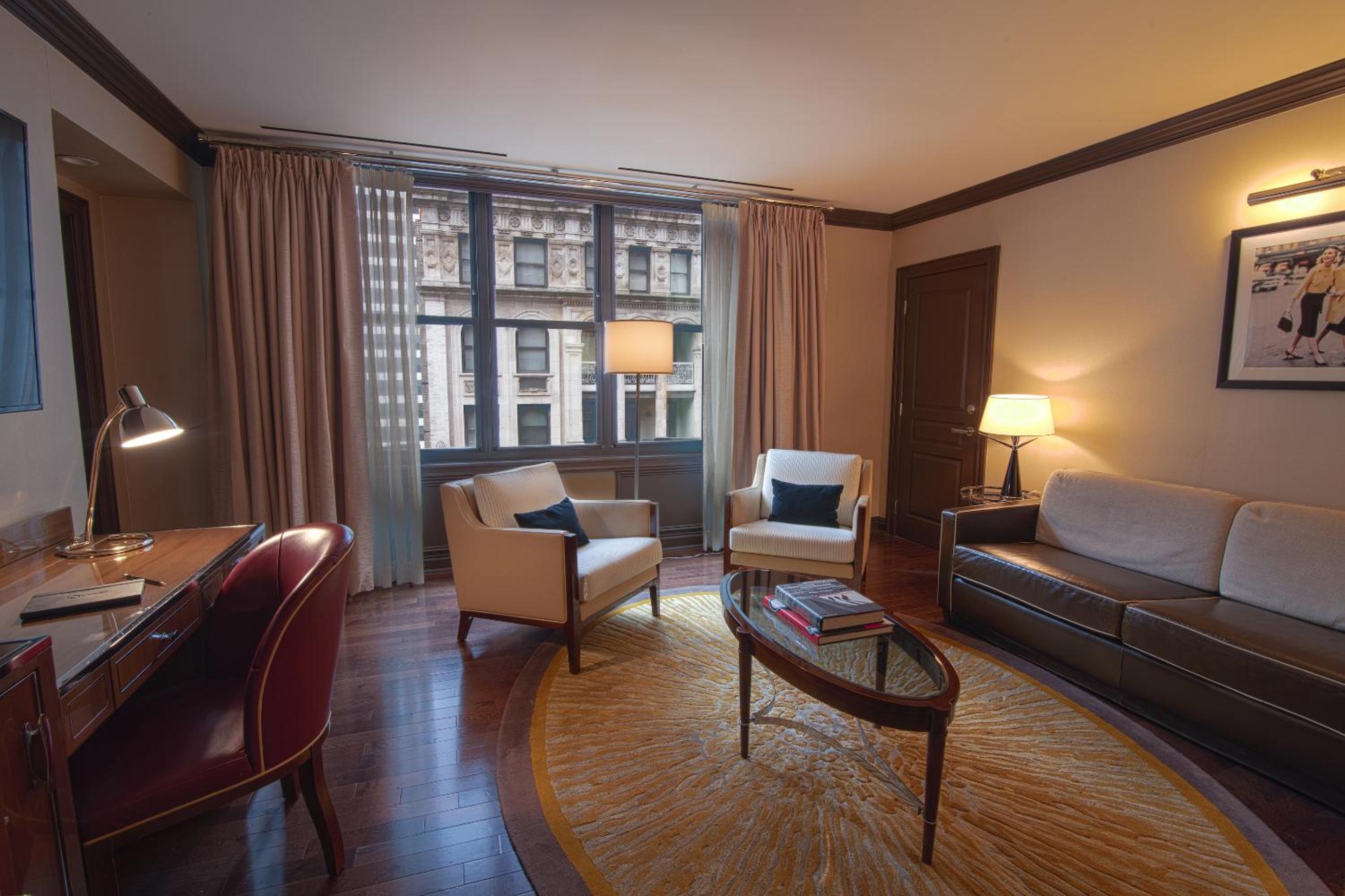 Executive Suite 1 King Bed City View