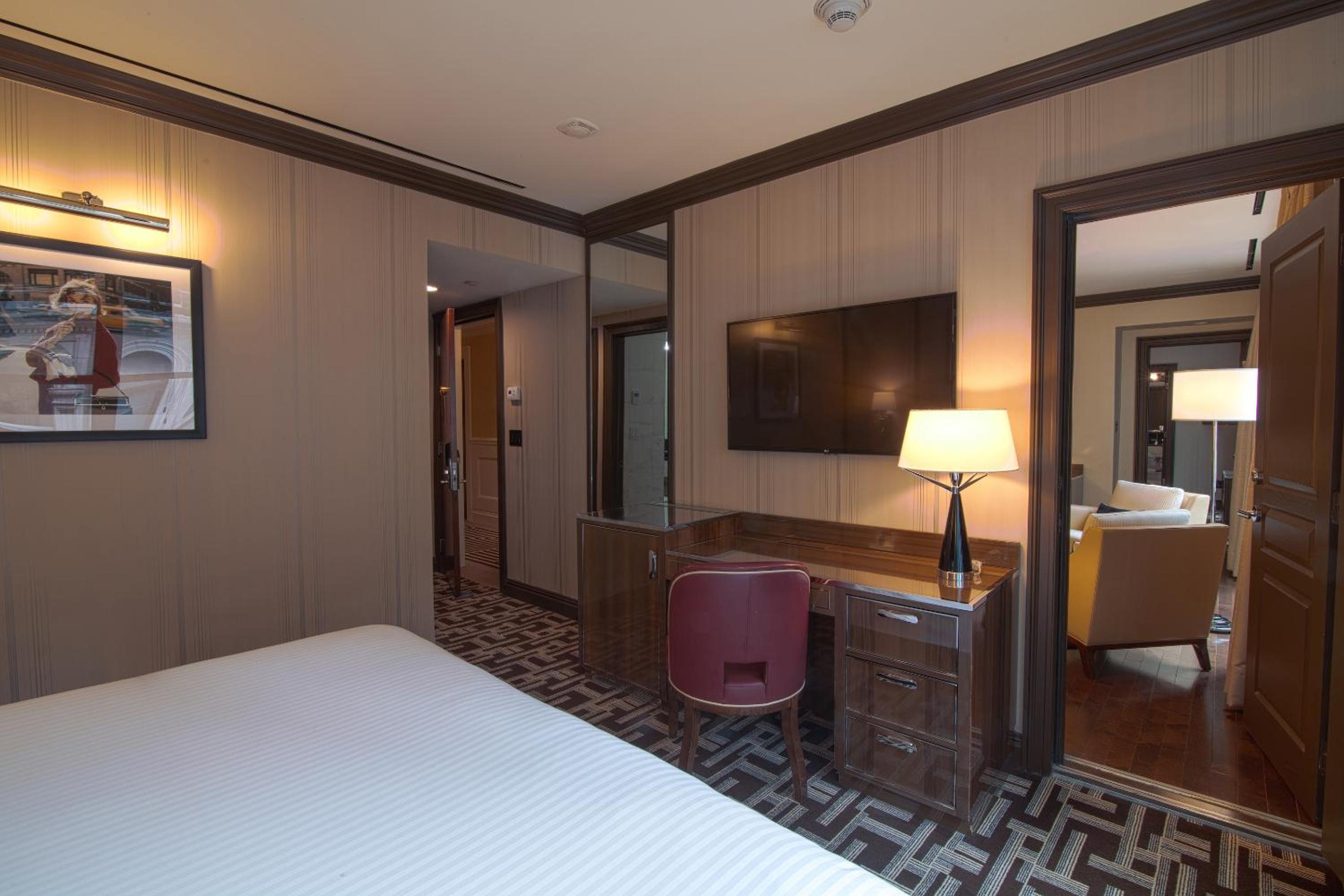 Executive Suite 1 King Bed City View