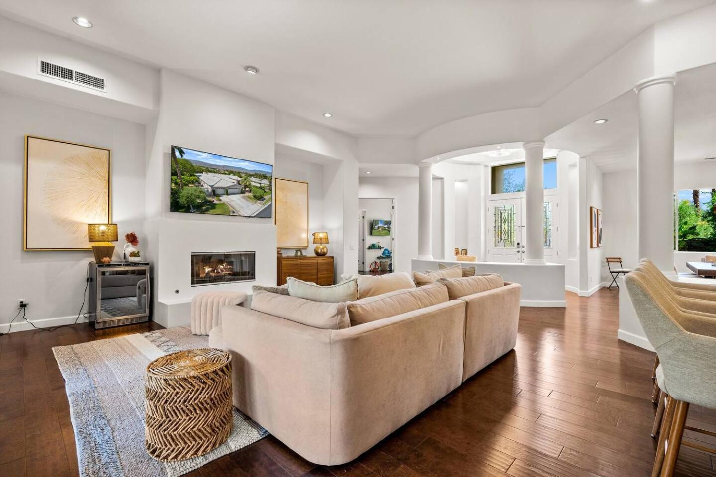 Five-Bedroom House photo 1