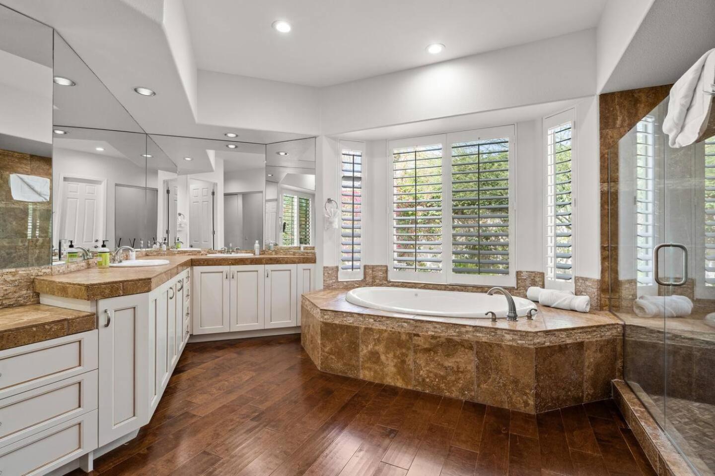 Five-Bedroom House photo 2