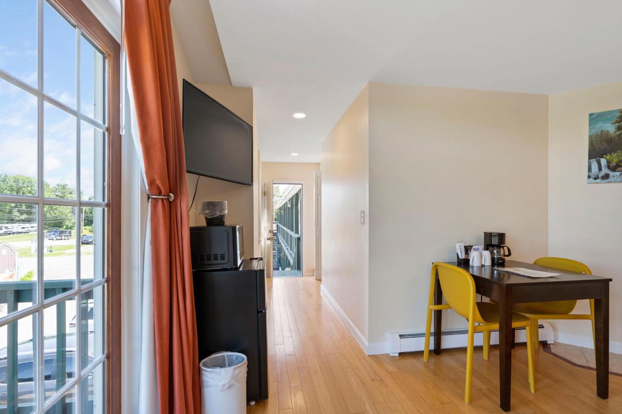 Deluxe Suite with Spa Bath - Photo 6