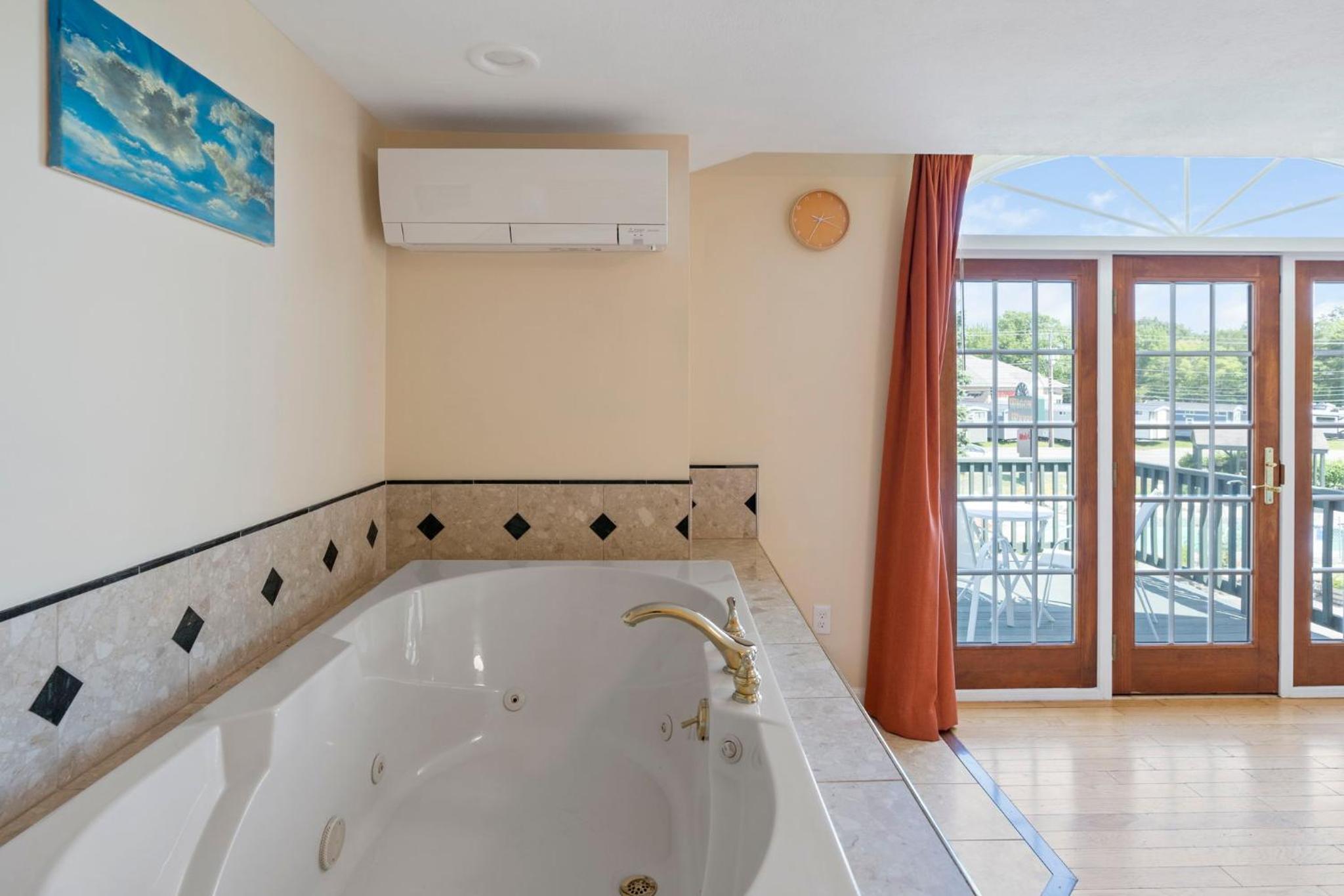 Deluxe Suite with Spa Bath - Photo 7