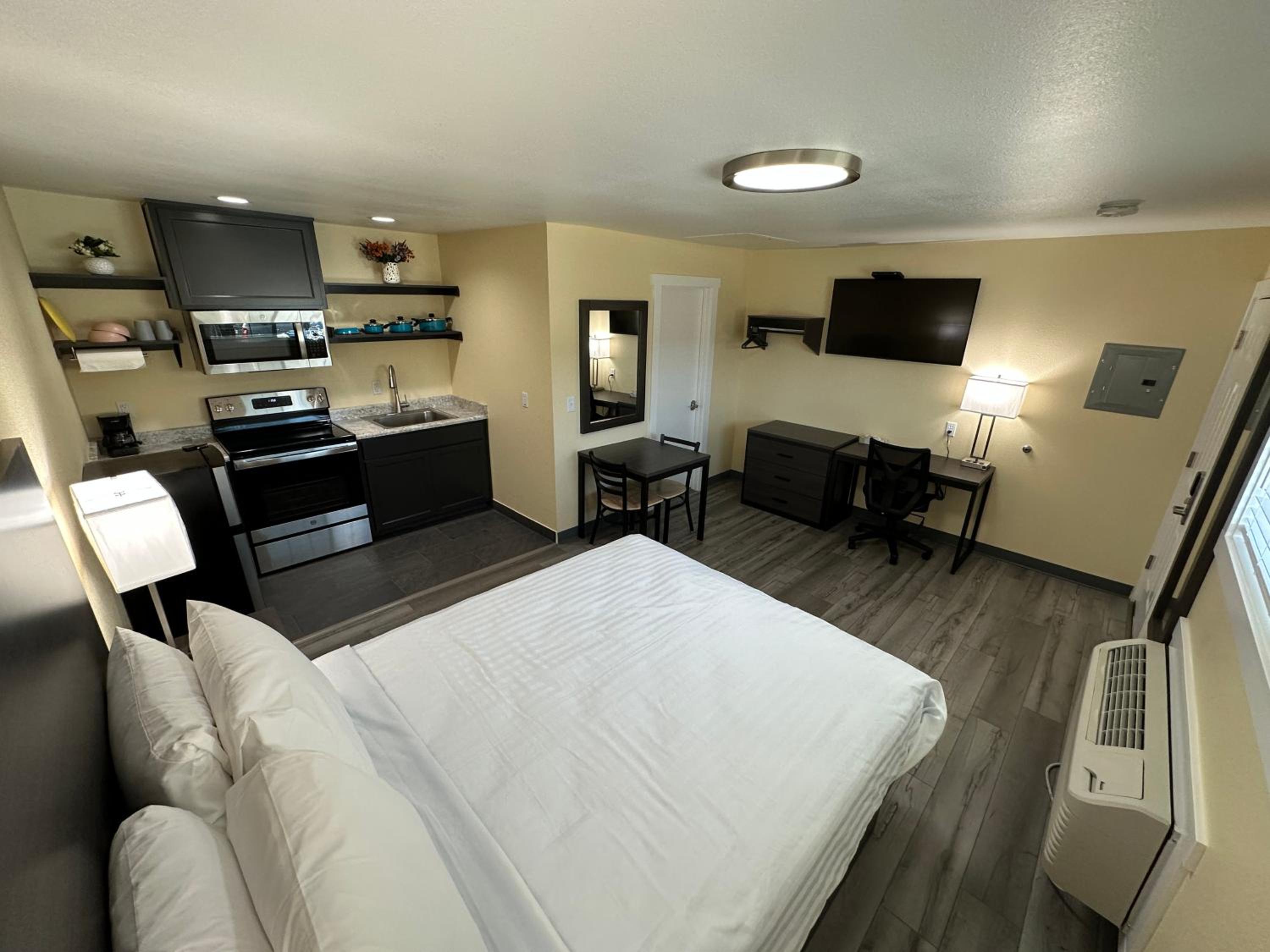 Deluxe Queen Suite photo 1