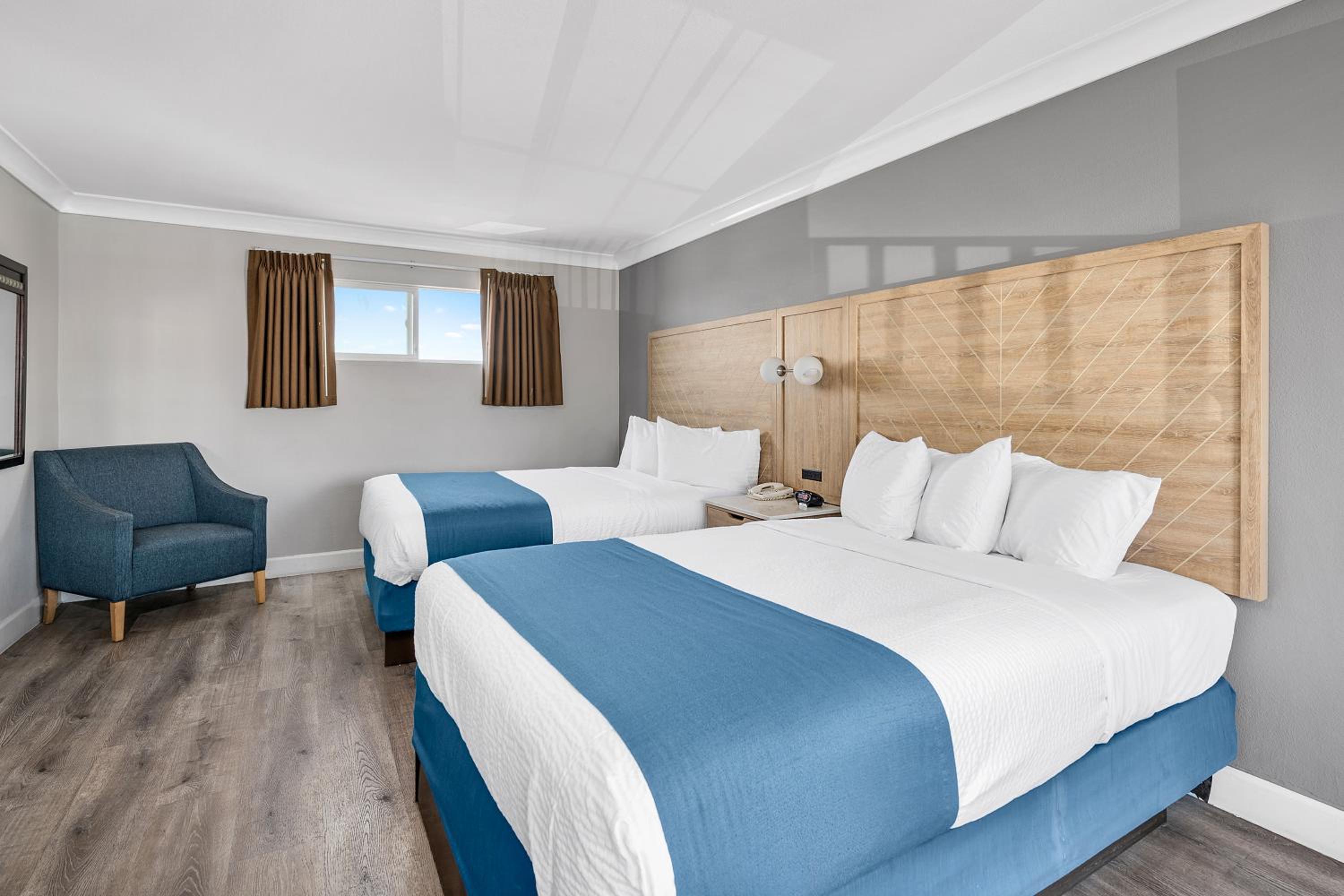 Queen Room with Two Queen Beds photo 1