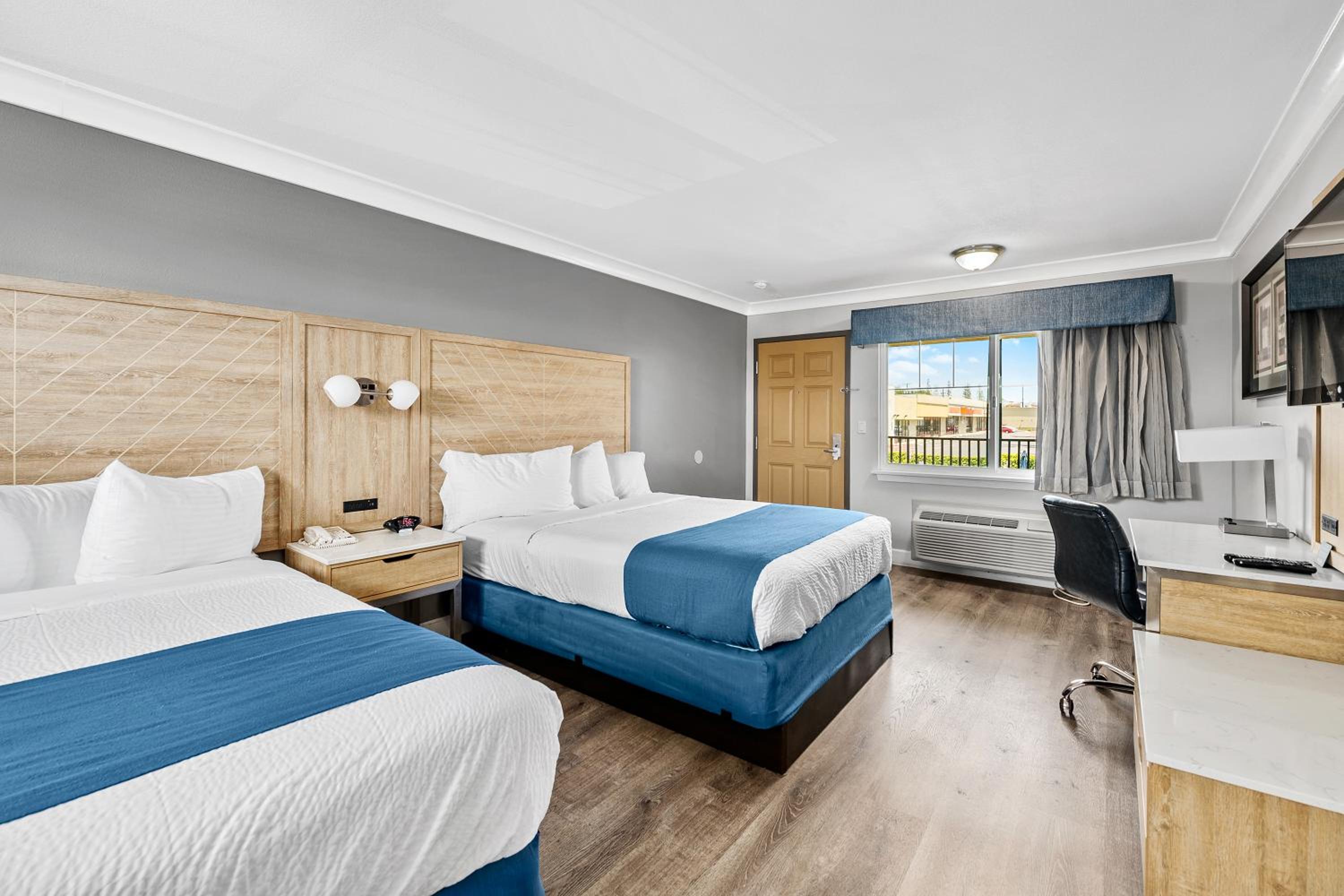 Queen Room with Two Queen Beds photo 2