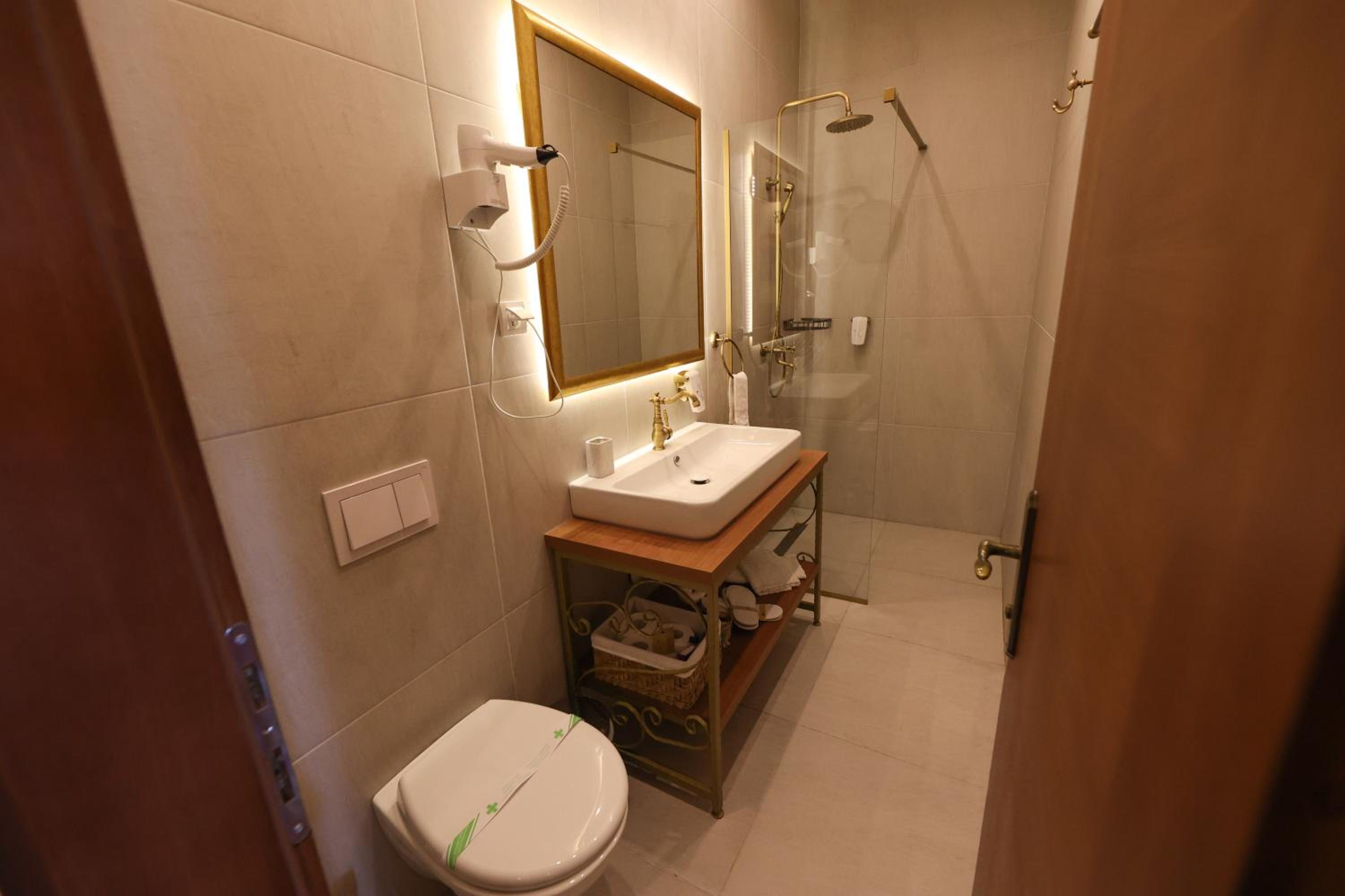Deluxe Double Room with Balcony - Photo 17