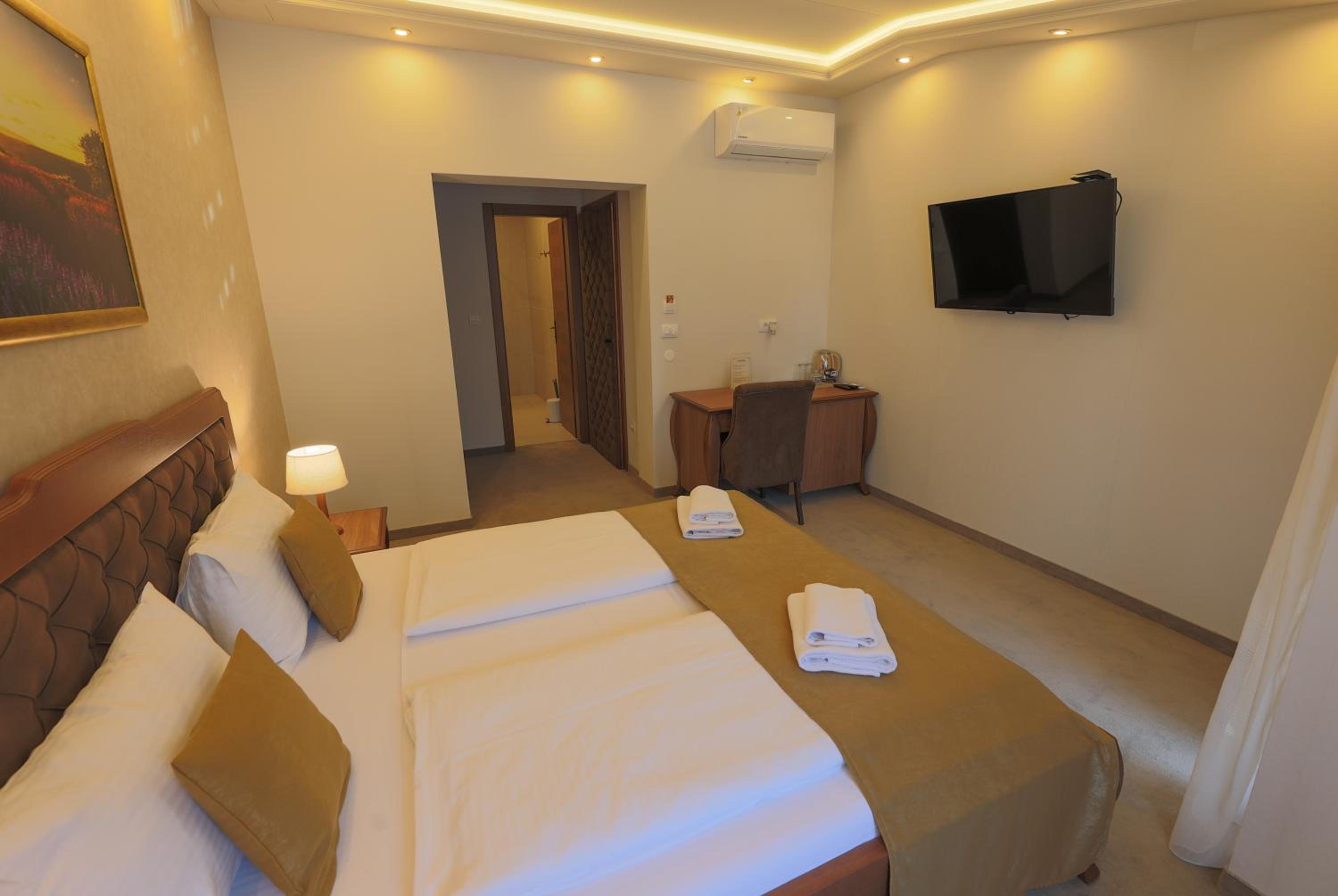 Deluxe Double Room with Balcony - Photo 20