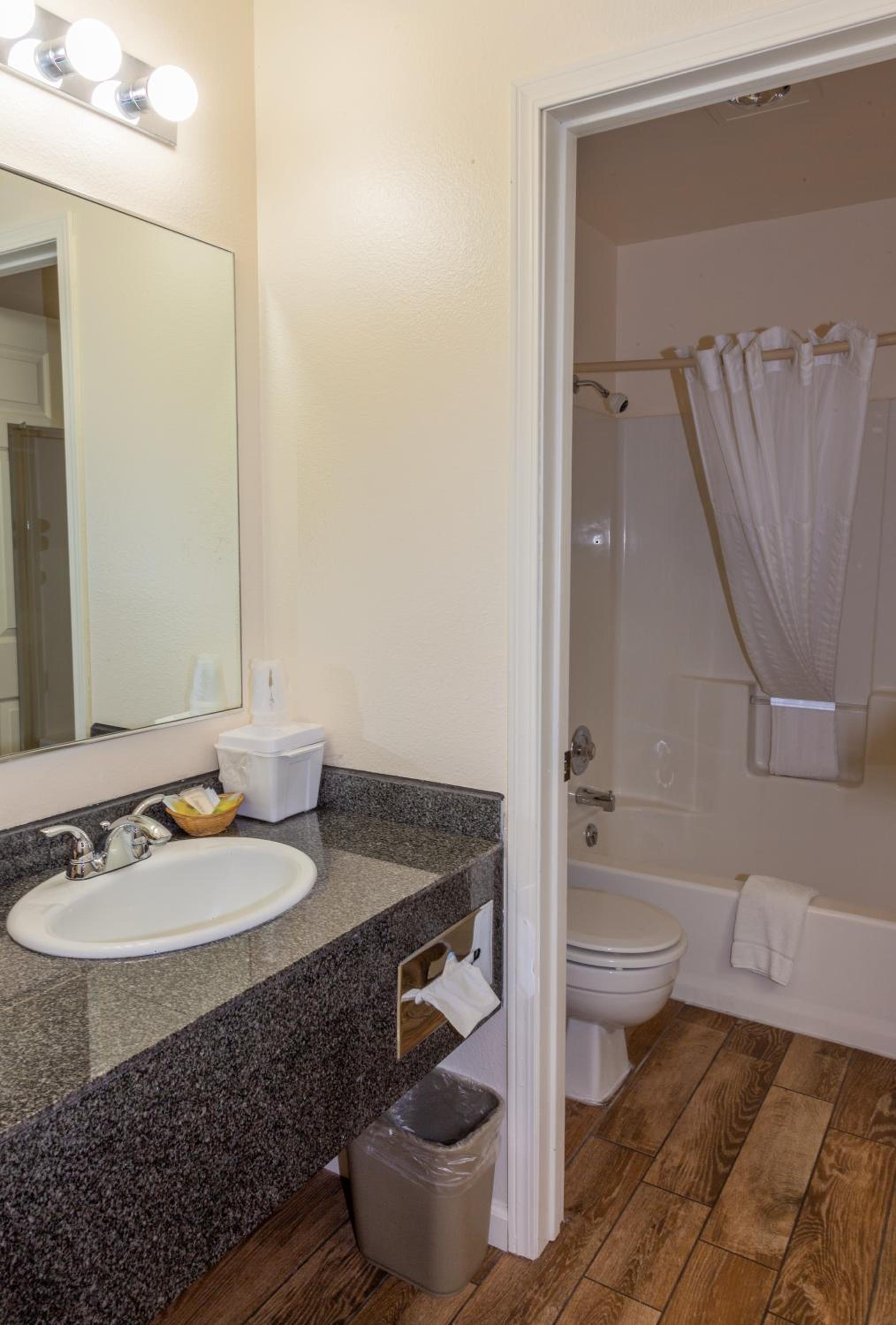 Deluxe King Room photo 2