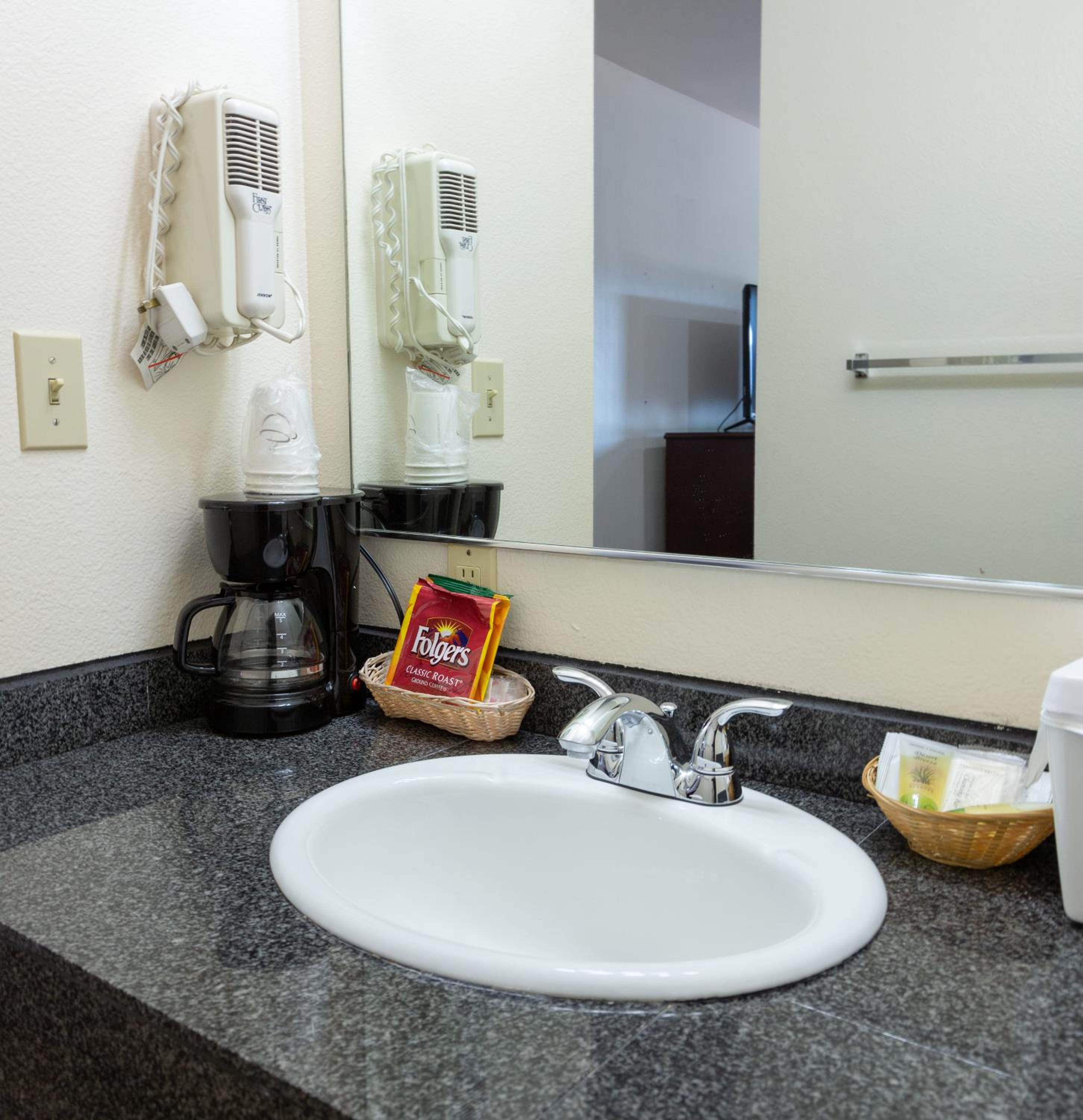 Queen With Lazy River Package photo 2