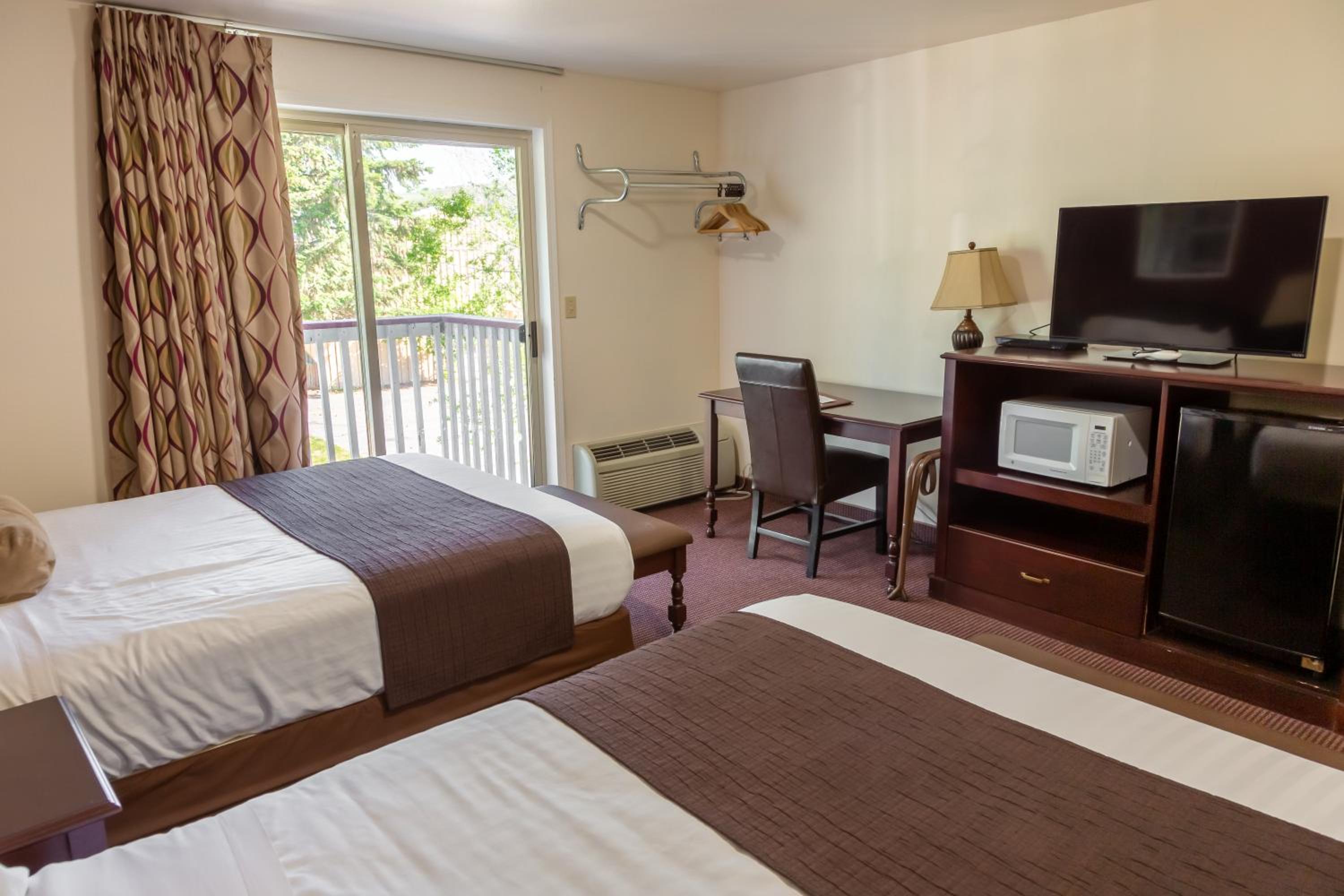 Queen With Lazy River Package